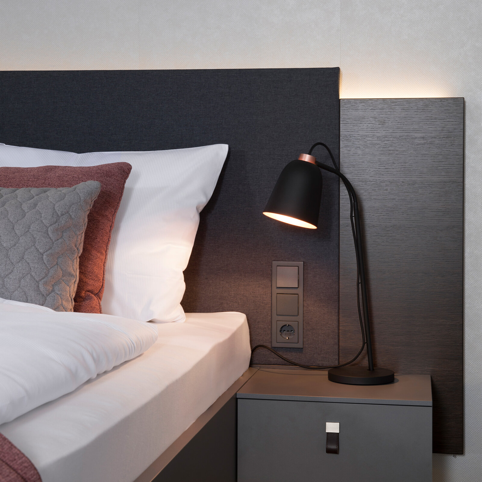 zieflekoch musterzimmer zametry zimmer bett doppelbett holz lampe indirekte beleuchtung nachttisch konsole