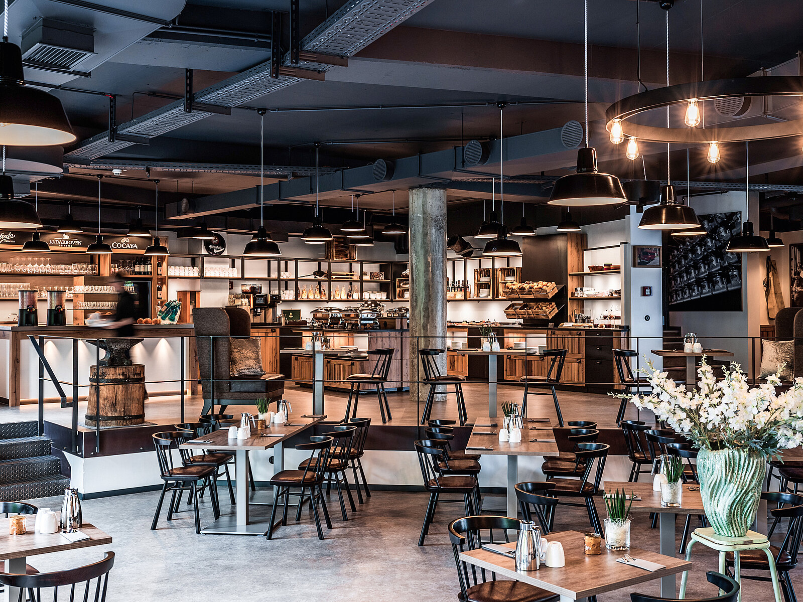 zieflekoch Zur Gießerei Restaurant Gastraum Essen Buffet Stühle Tische Holz Metall Industrie