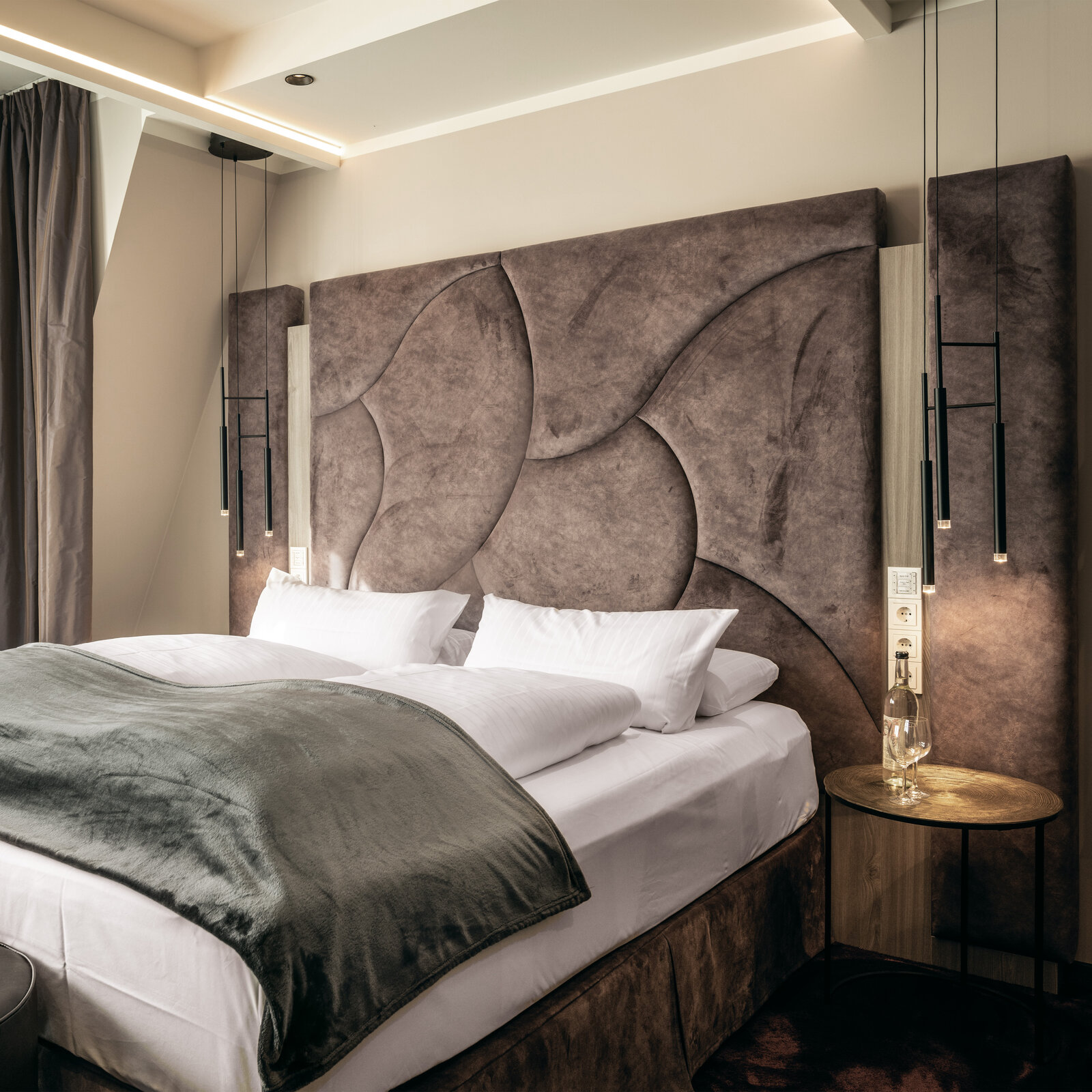 zieflekoch Bett Schlafzimmer Kopfteil Samt Holz Nachttisch
