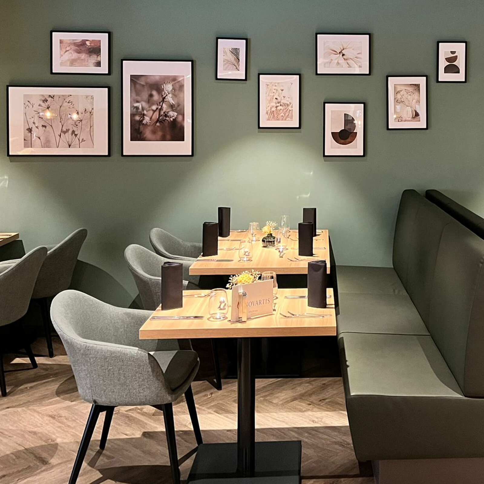 zieflekoch hotel fulda mitte graue dekorflaechen holzflaechen kastanie goldfarben schallschutzoberflaechen wabenform gruentoene wandbilder sessel hocker tische polsterbaenke restaurant bar lounge marmoroptik