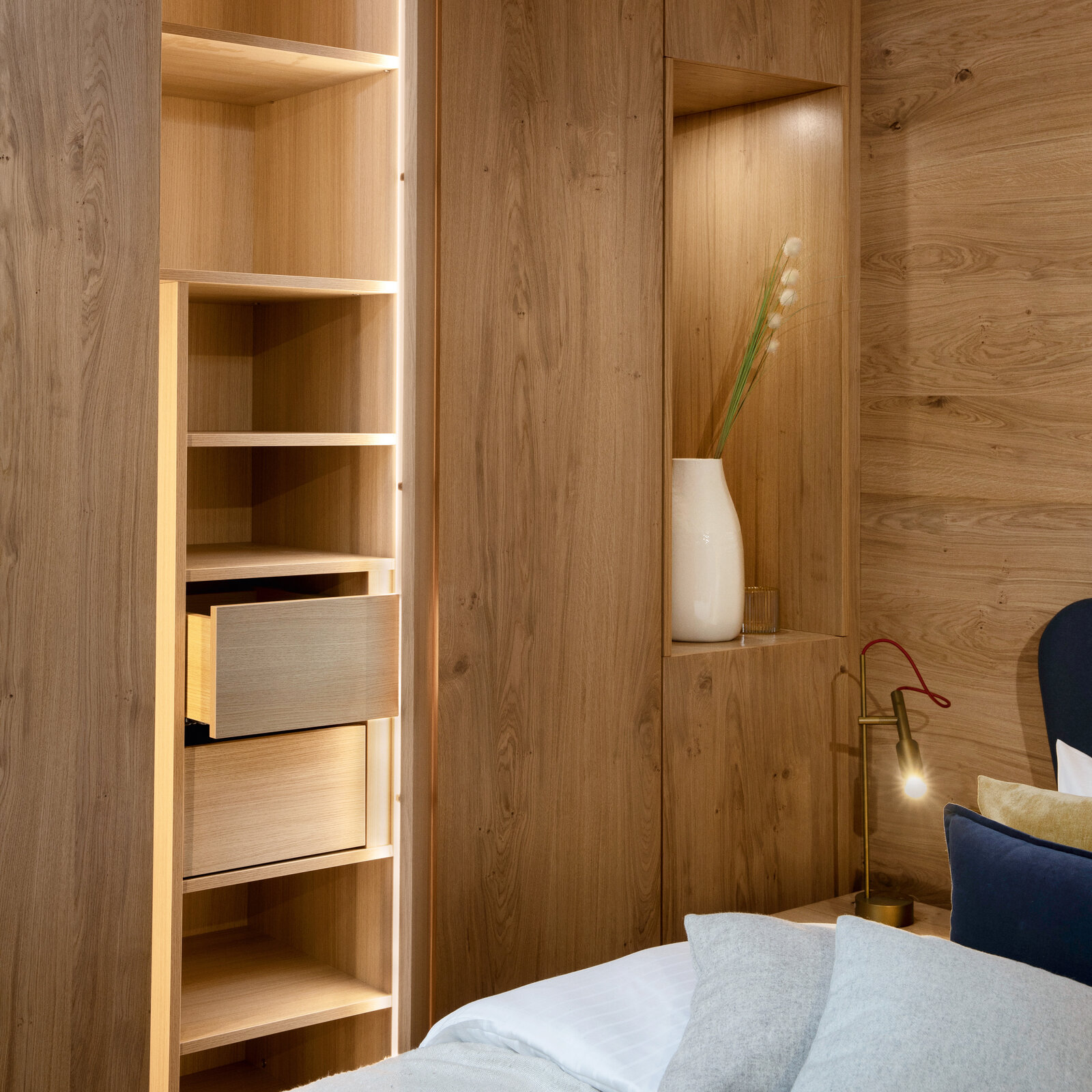 zieflekoch Musterzimmer Chalet Suite Bett Schrank Holz Schlafzimmer Holzwände Detail