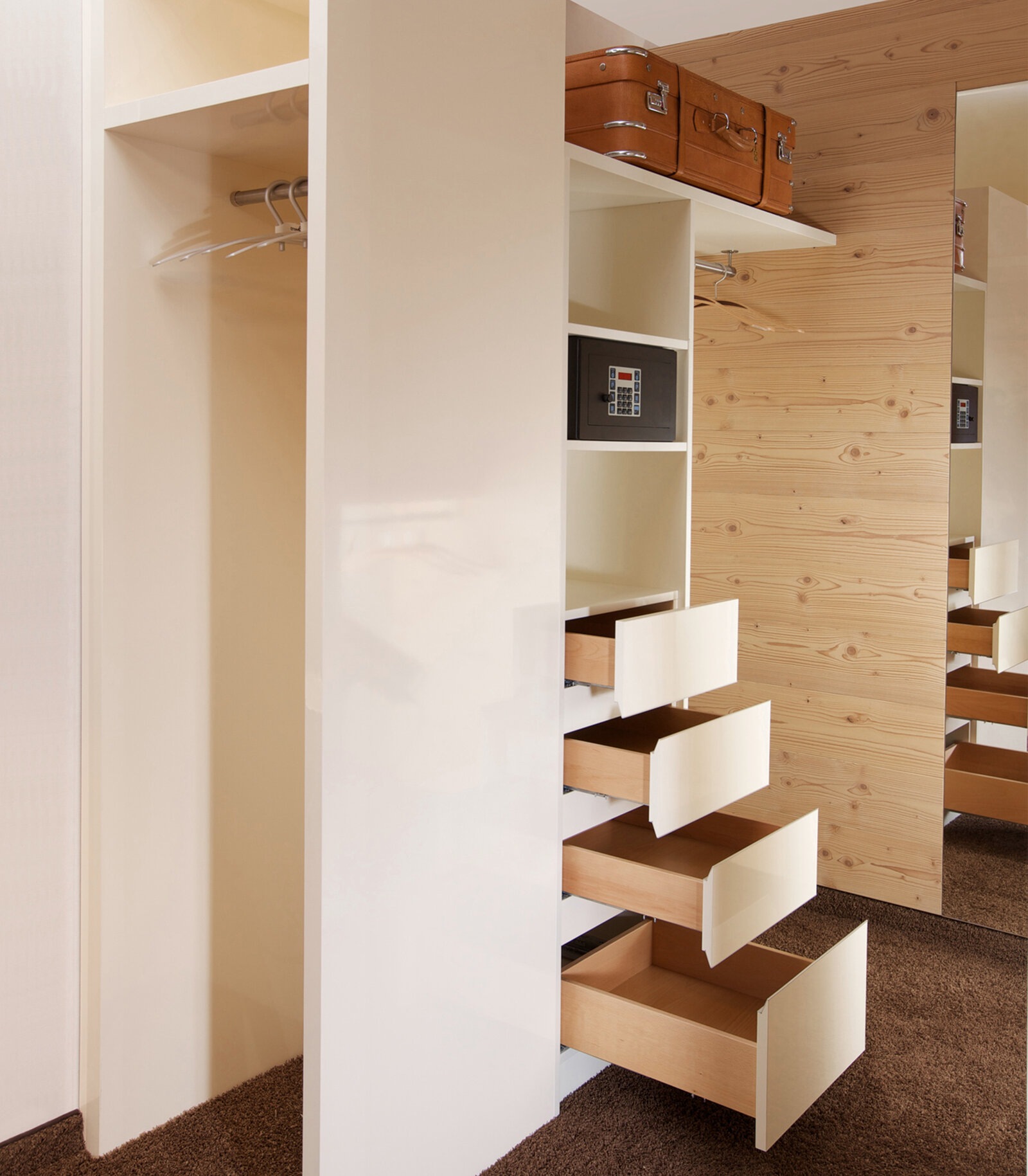 zieflekoch musterzimmer zulux zimmer safe schubladen holz schrank spiegel