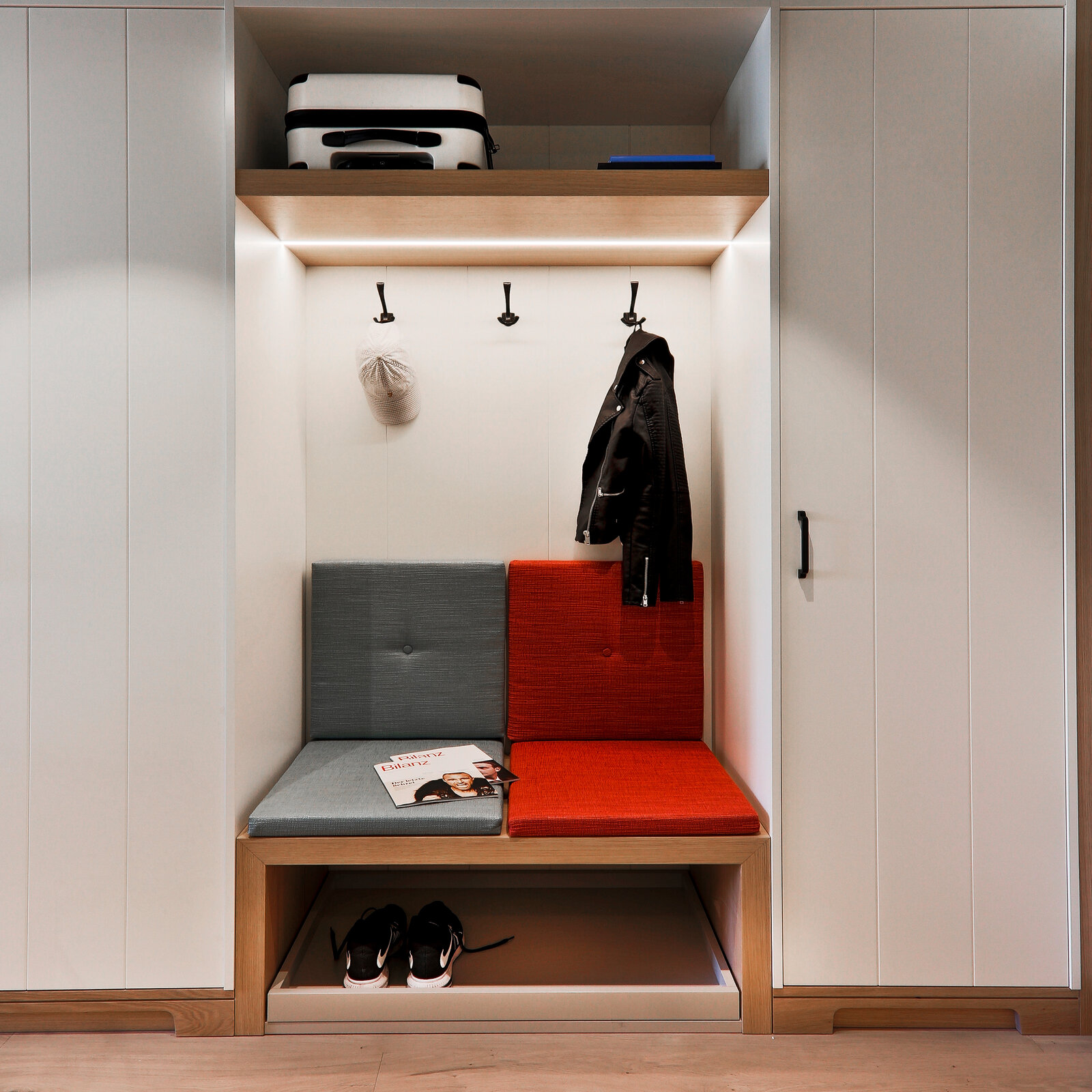 zieflekoch Wellnessresort Upstalsboom Wyk auf Föhr Garderobe Schrank Zimmer Sitzbank Holz
