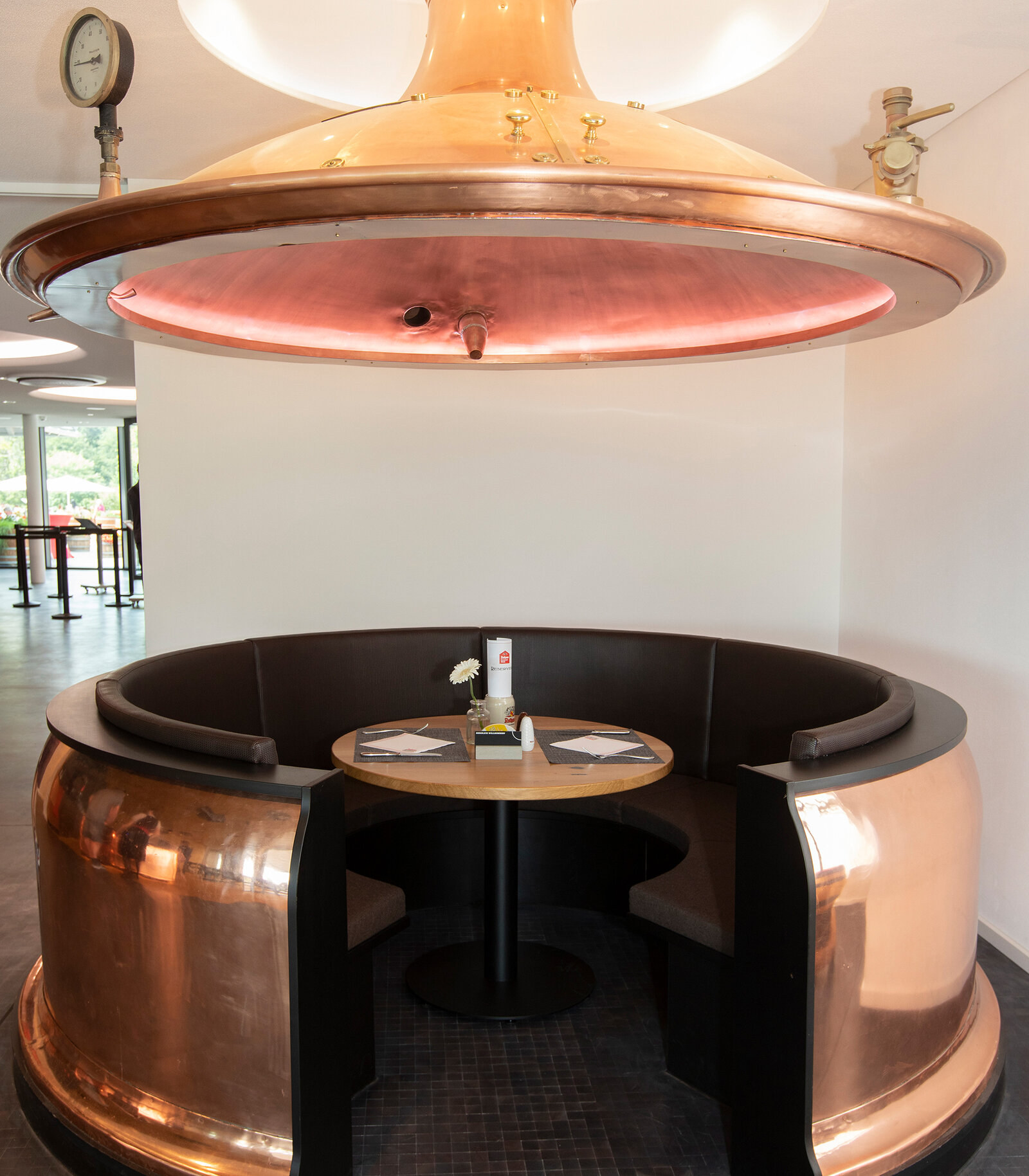 zieflekoch GenussWelt Rothaus Kessel Kupferkessel Sitzecke Sitzbank Restaurant Gastraum Metall Kupfer