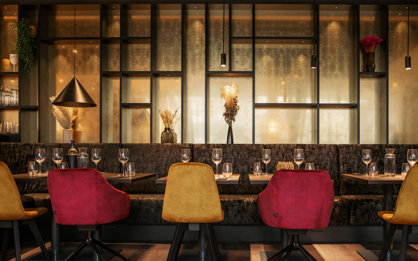 zieflekoch Sombea Restaurant Gastraum Tische Stühle Sessel Rot Gold Samt Holz