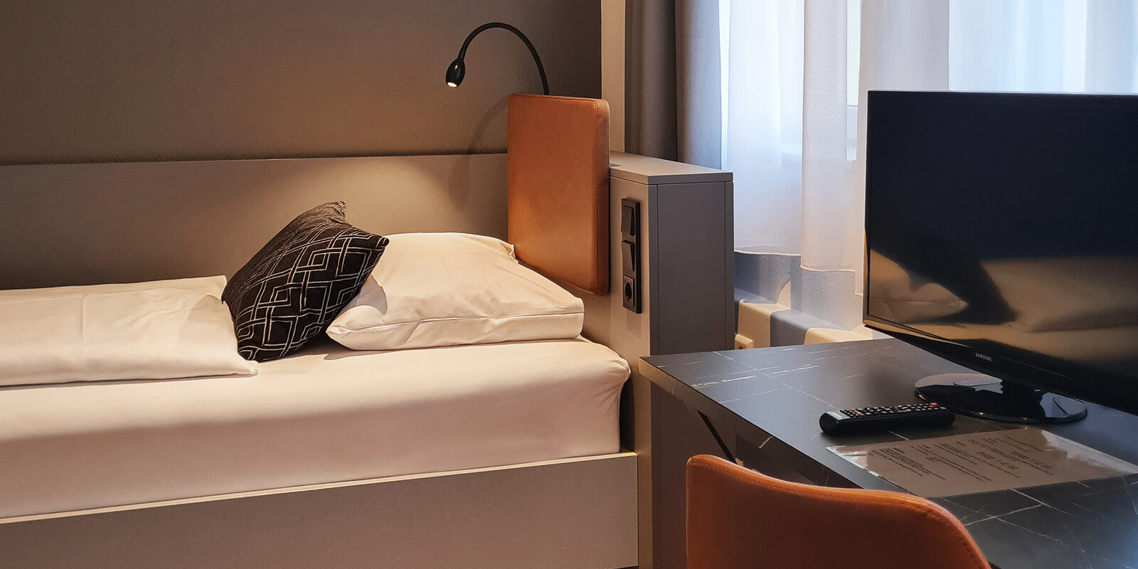 zieflekoch hotel studierendenhotel zimmer bett fenster Lampe TV
