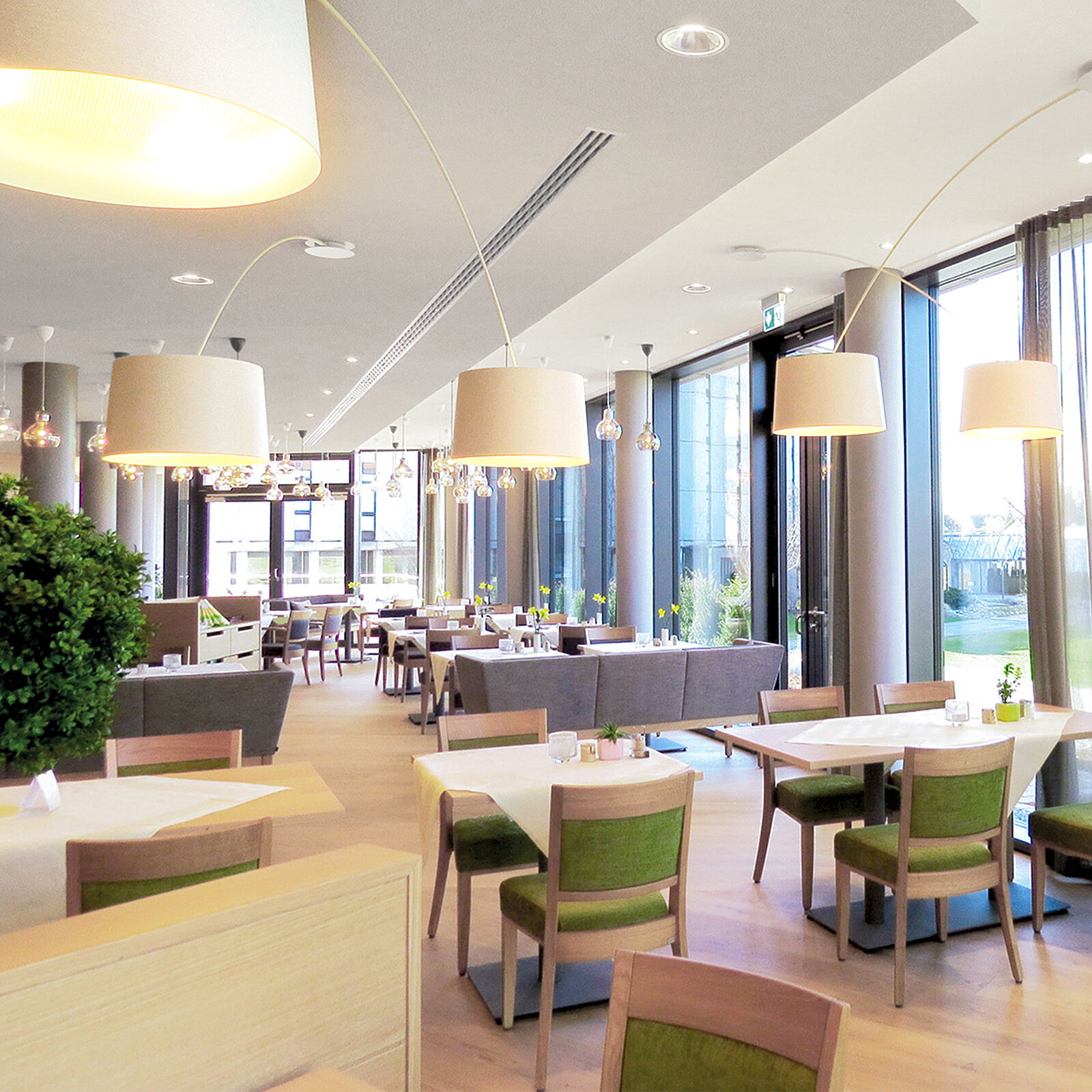 zieflekoch Fachkliniken Gesundheitszentrum Federsee Badstube Restaurant Gastraum Kantine Tische Holz