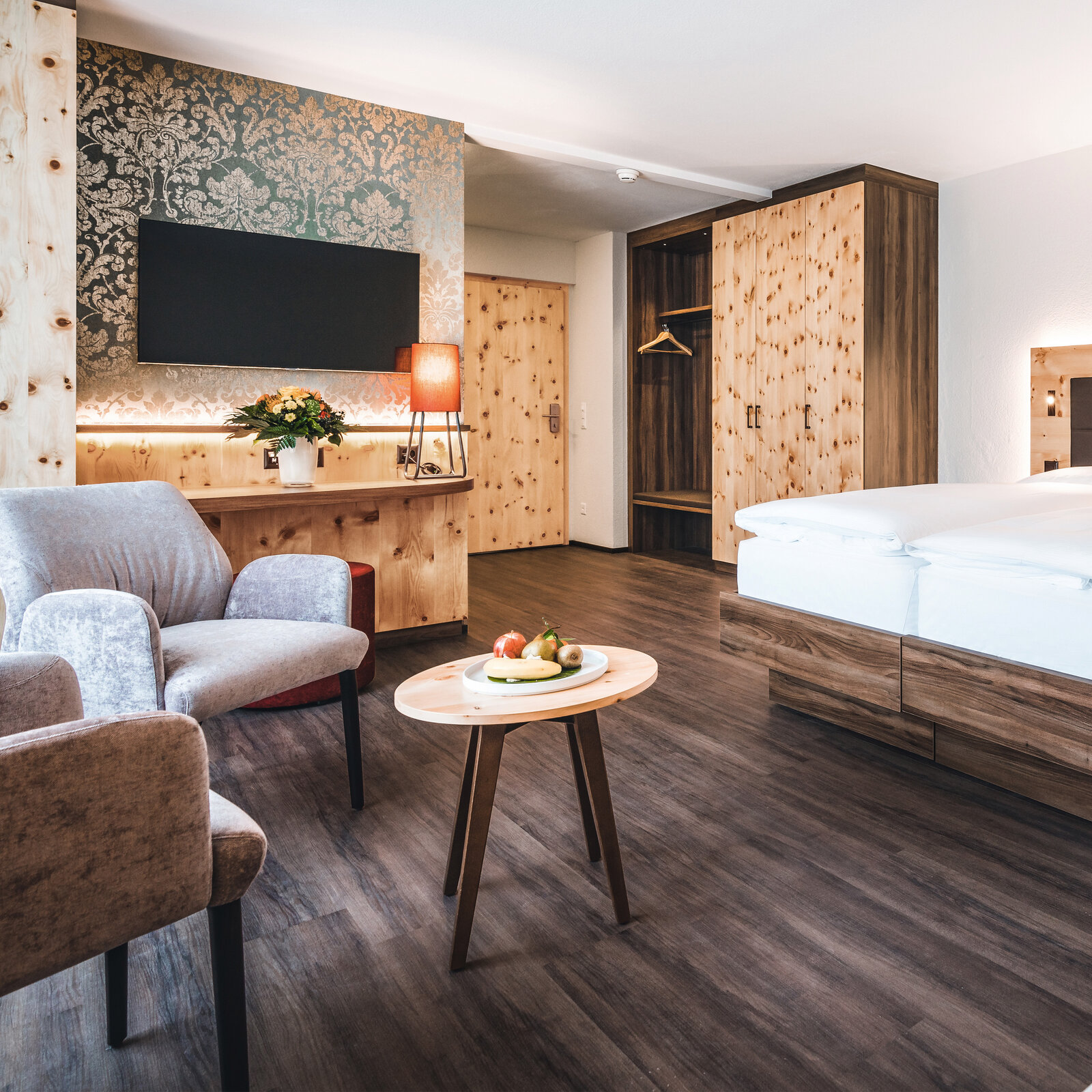 zieflekoch Laudinella Schlafzimmer Zimmer Bett Sessel Schreibtisch Schrank Regal Holz