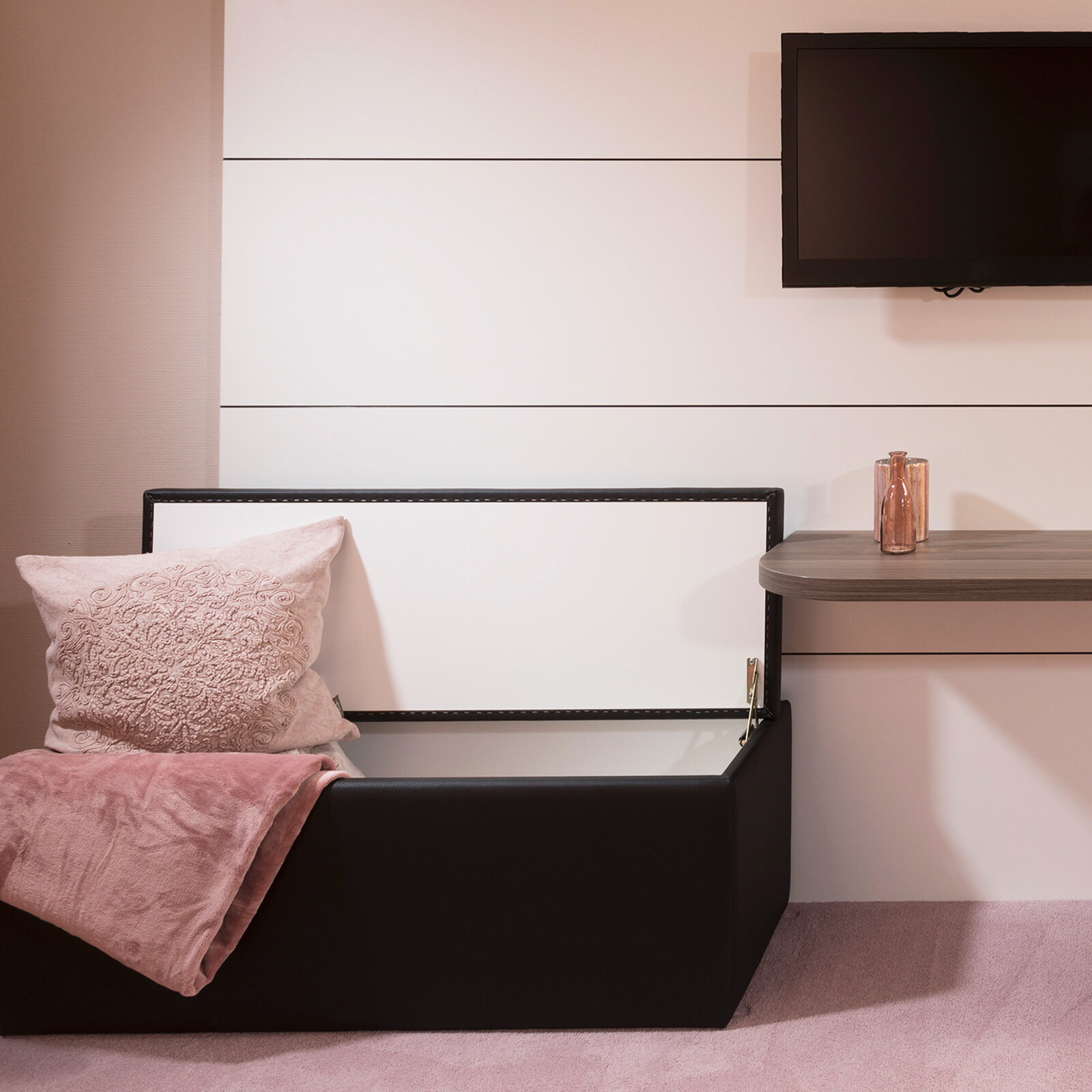 zieflekoch musterzimmer dobleto zimmer schreibtisch holz kissen box stauraum sitzbank tv wandelbar
