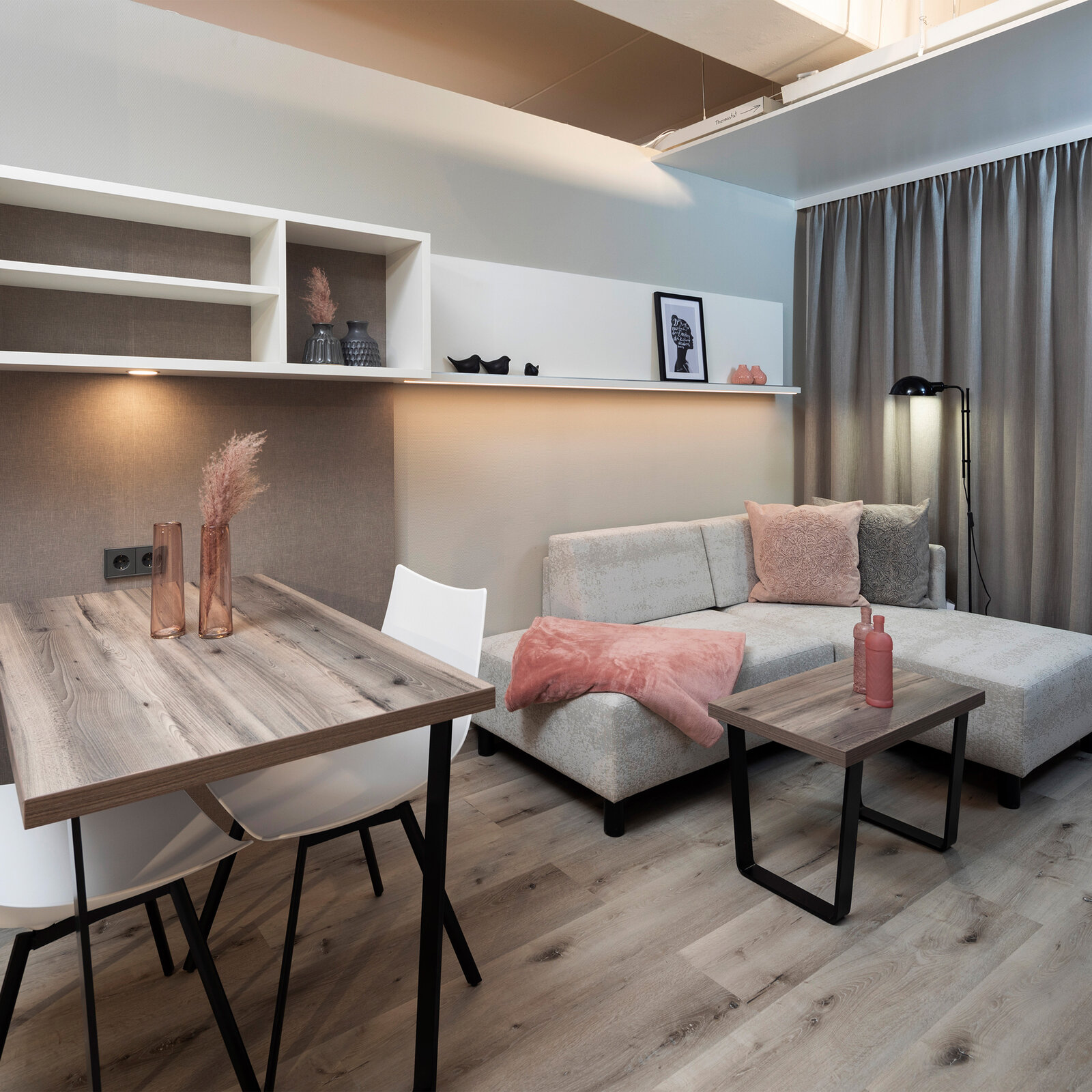 zieflekoch Musterzimmer Zwin Vorhang Esszimmer Wohnzimmer Wohnbereich Couch Sofa Esstisch Regal Holz Grau Rosa