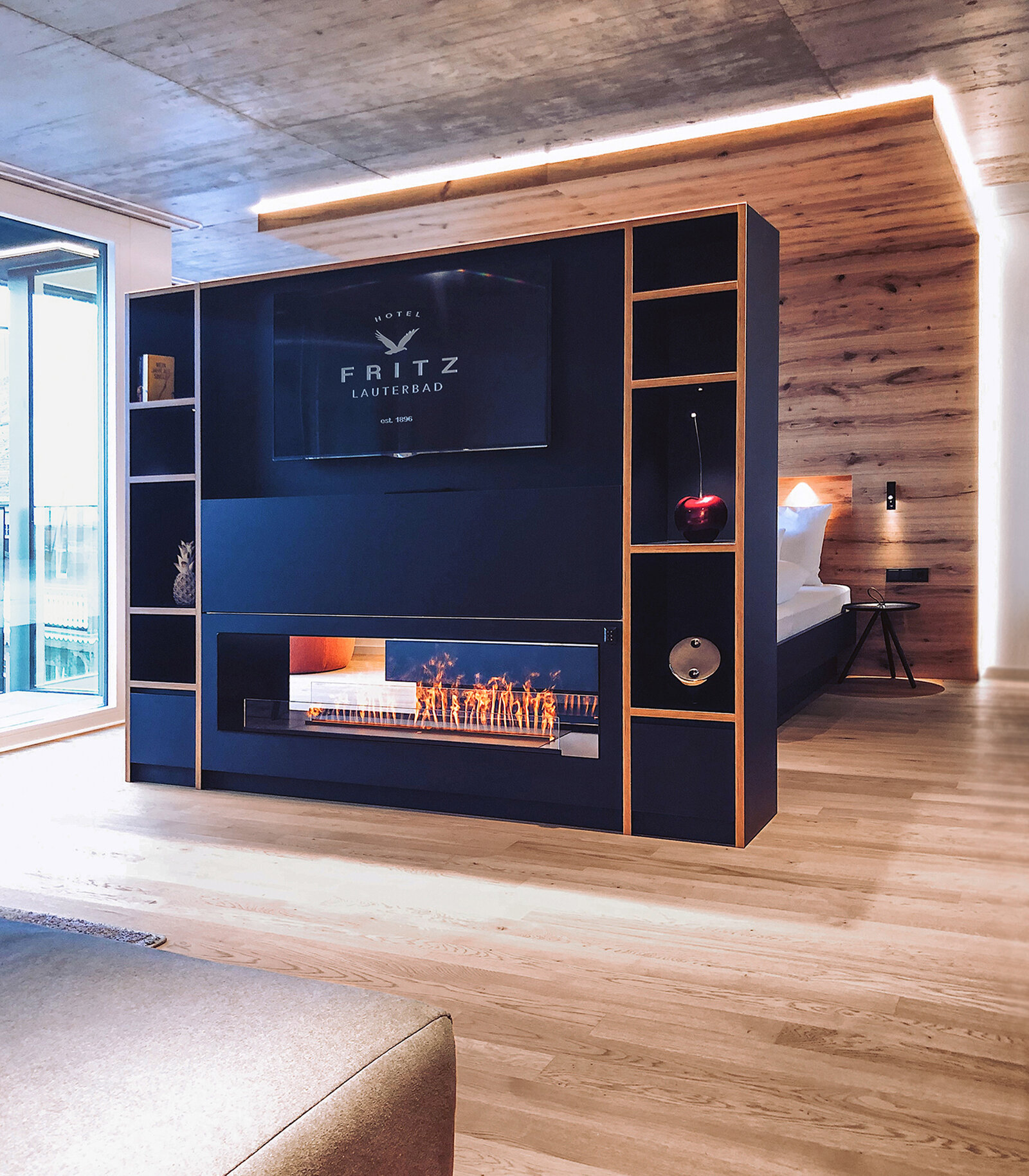zieflekoch Hotel Fritz Lauterbad Zimmer Schlafzimmer Bett Doppelbett Raumtrenner Schrank Holzdecke Balkon Holz Beton Industrie