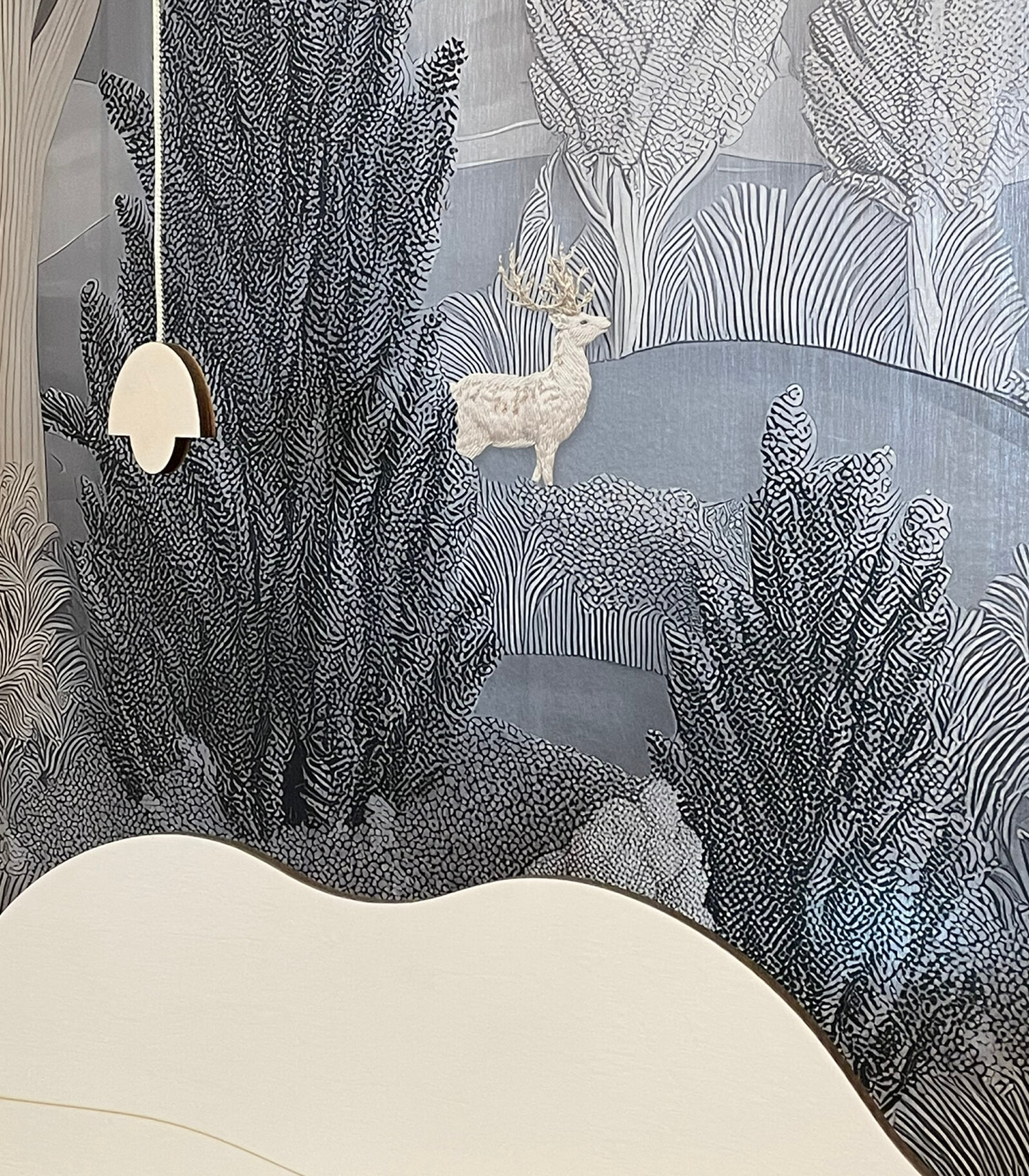 dekorative Tapete im 3D design hellblaue Tapete mit Motiv von Tisch in weiß auf Blauem Wald und Feld