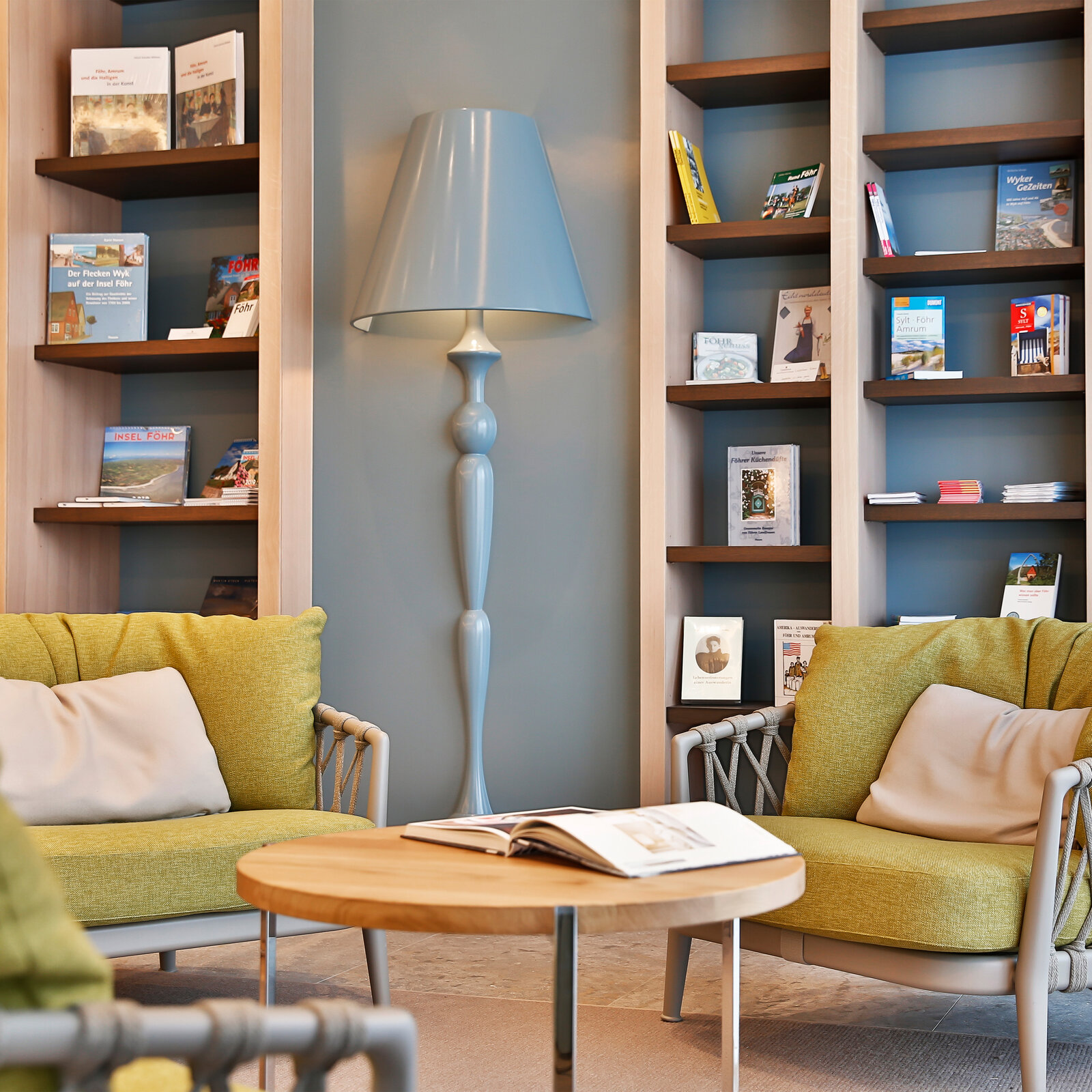 zieflekoch Wellnessresort Upstalsboom Wyk auf Föhr Leseecke Bibliothek Lobby Sofa Sessel Holz