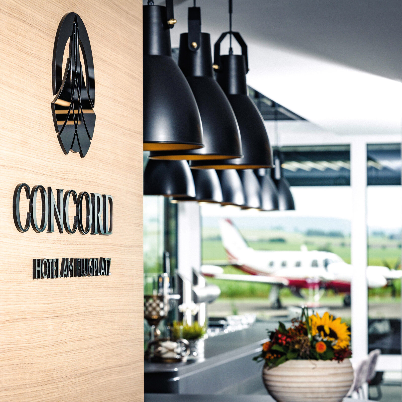 Hotel Concorde Bar mit Ausblick auf Flugplatz