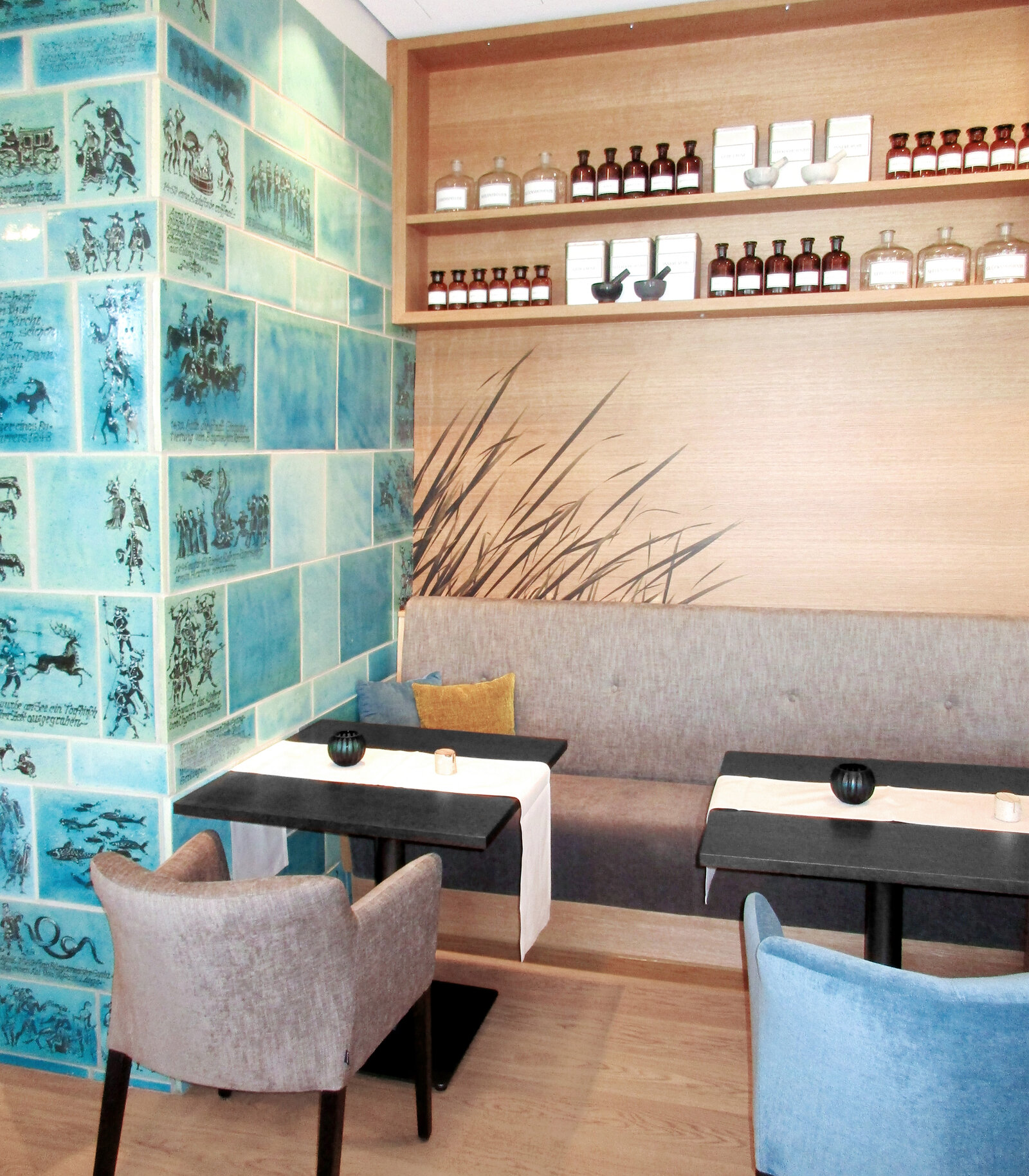 zieflekoch Fachkliniken Gesundheitszentrum Federsee Schöttle Stube Restaurant Gastraum Kantine Kachelofen Ofen Holzwand Vögel Regal Tische Holz