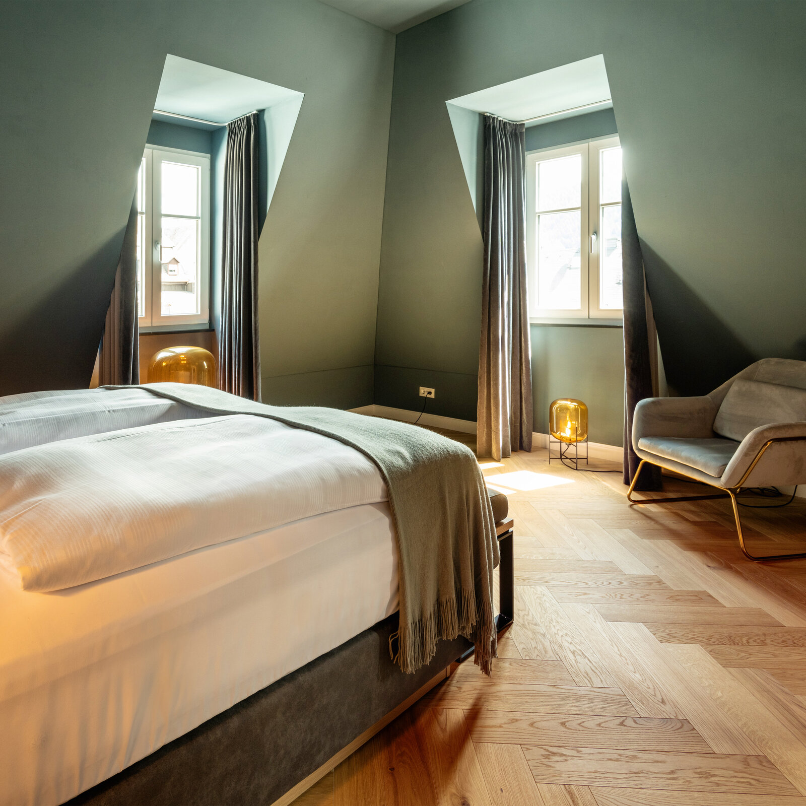 zieflekoch Palais Kayser Zimmer Schlafzimmer Bett Sessel Samt Holz