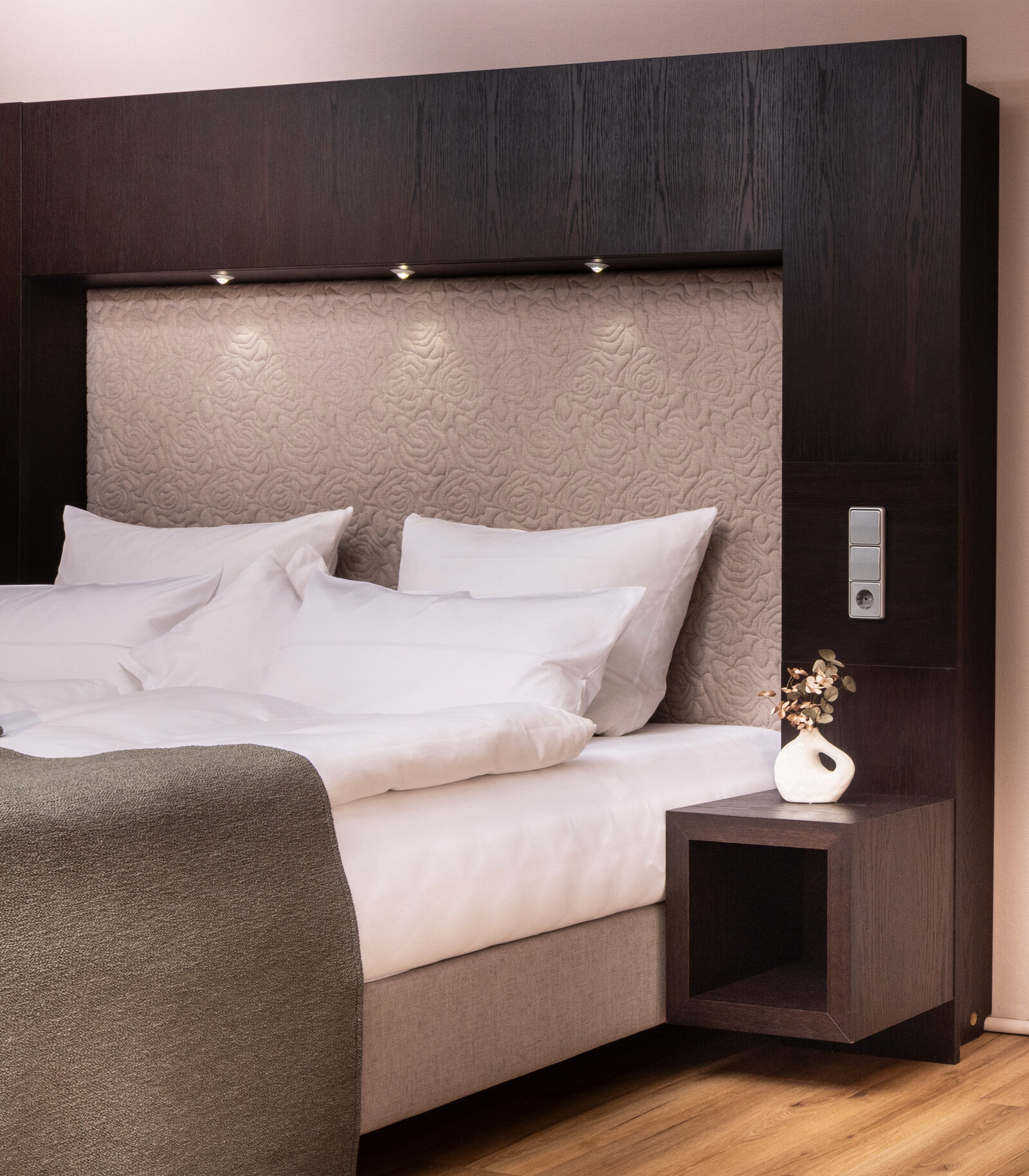 Hotelbett mit Eichenrahmen und Floralem Stoff am Kopfteil