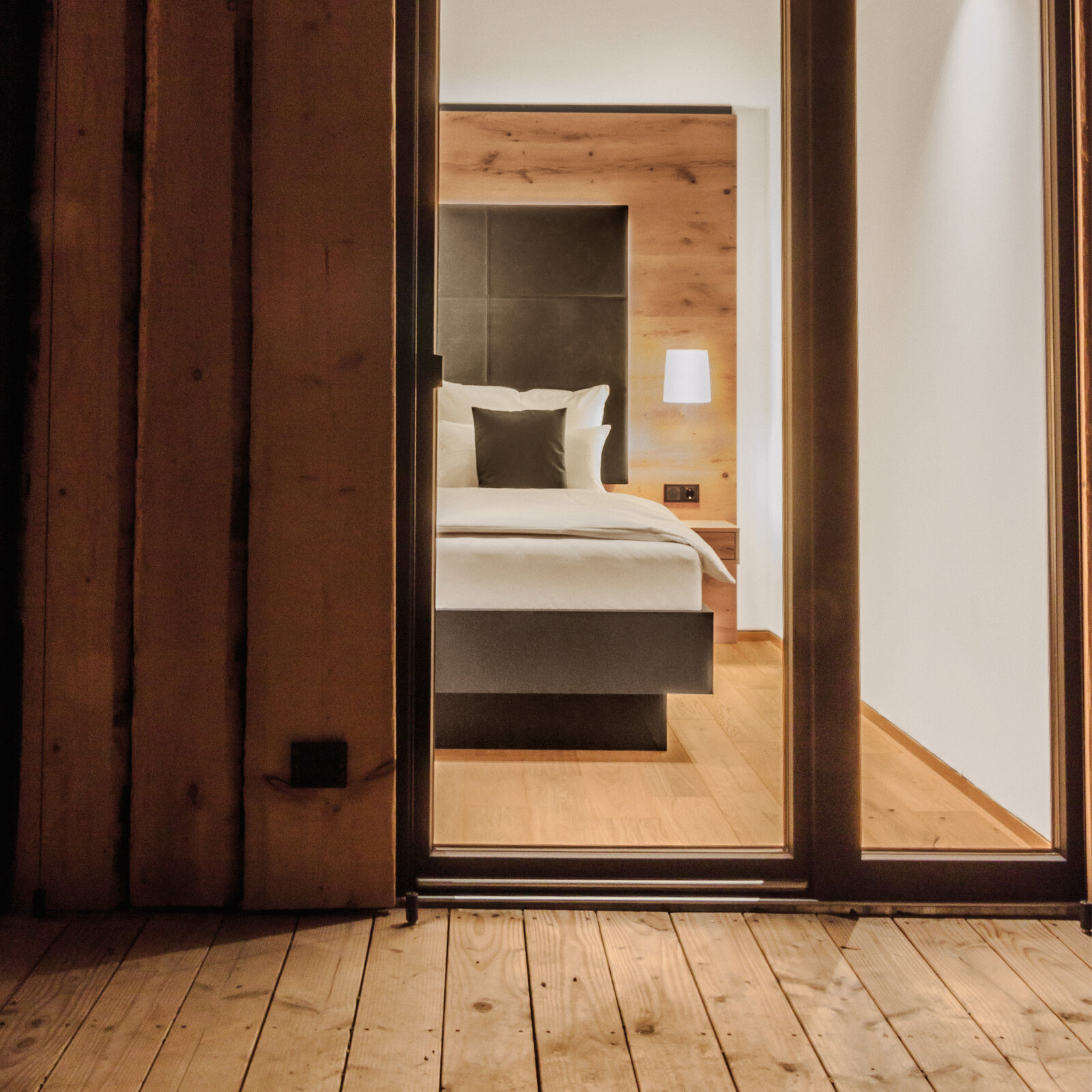 zieflekoch Wirthshof Chalets Blick von Draußen Schlafzimmer Chalet Holz
