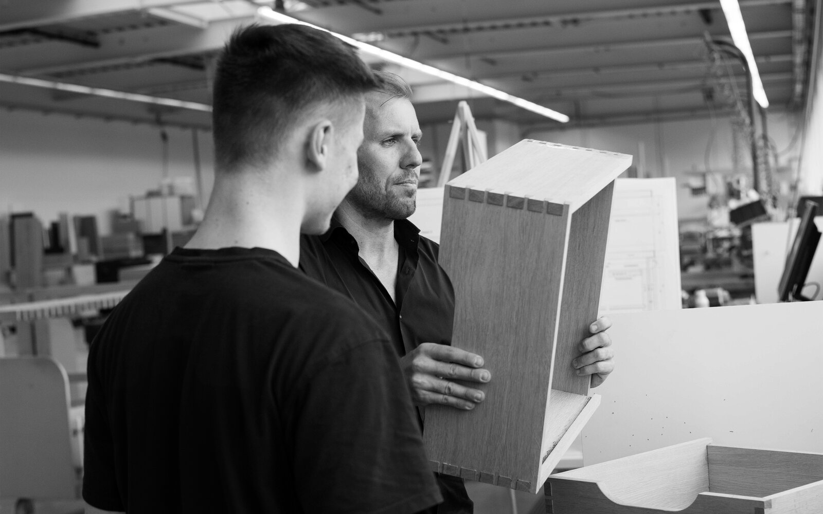 zieflekoch Ausbildung Auszubildender im Dialog mit der Geschäftsführung Werkstück Schreiner Schreinerei