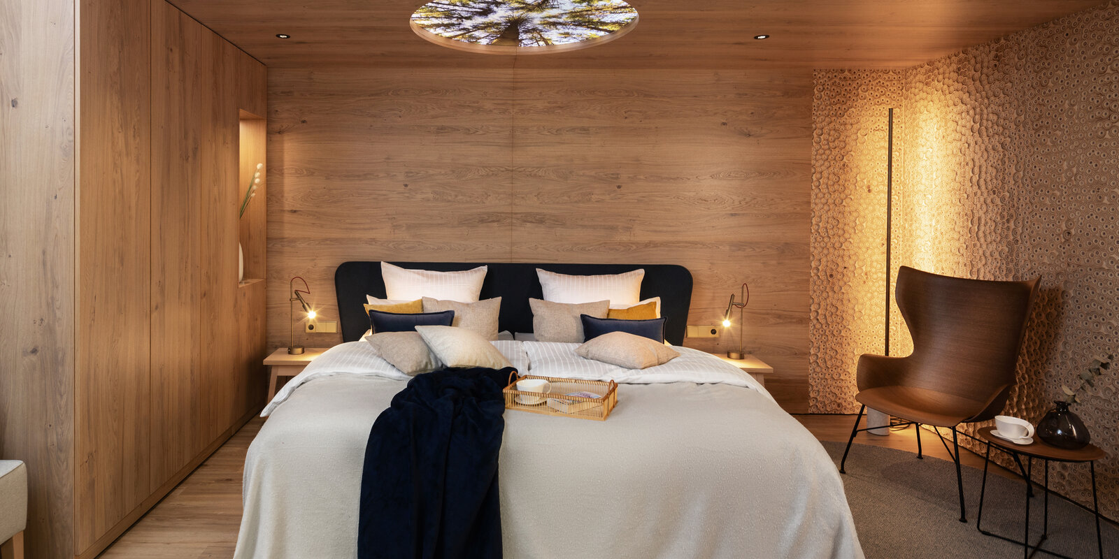 zieflekoch Musterzimmer Chalet Suite Bett Nachttisch Holz Schlafzimmer Holzwände Holzdecke