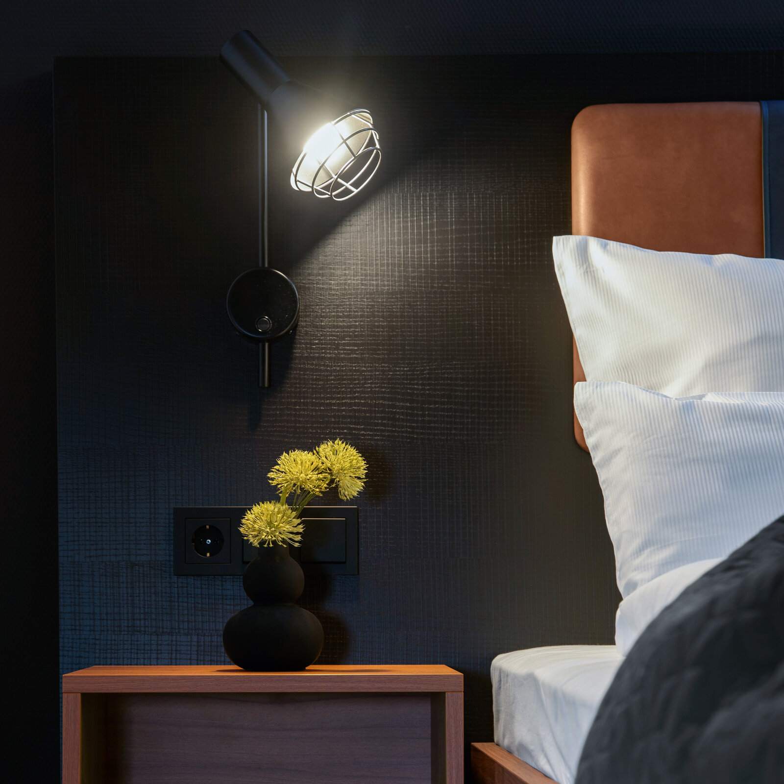 zieflekoch Musterzimmer Buzz Bett Nachttisch Detail Lampe