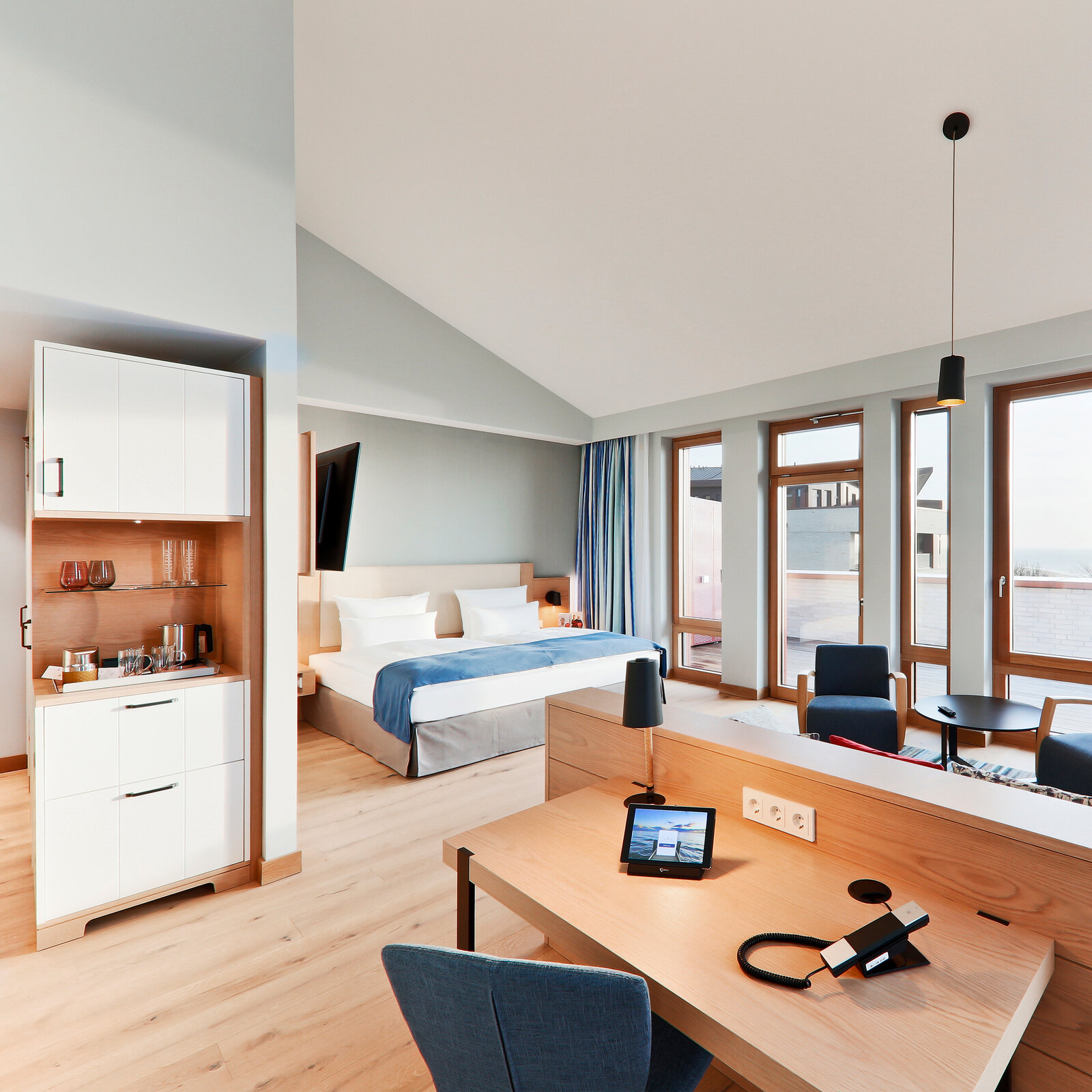 zieflekoch Wellnessresort Upstalsboom Wyk auf Föhr Zimmer Apartment Doppelbett Schlafzimmer Wohnzimmer Sessel Holz