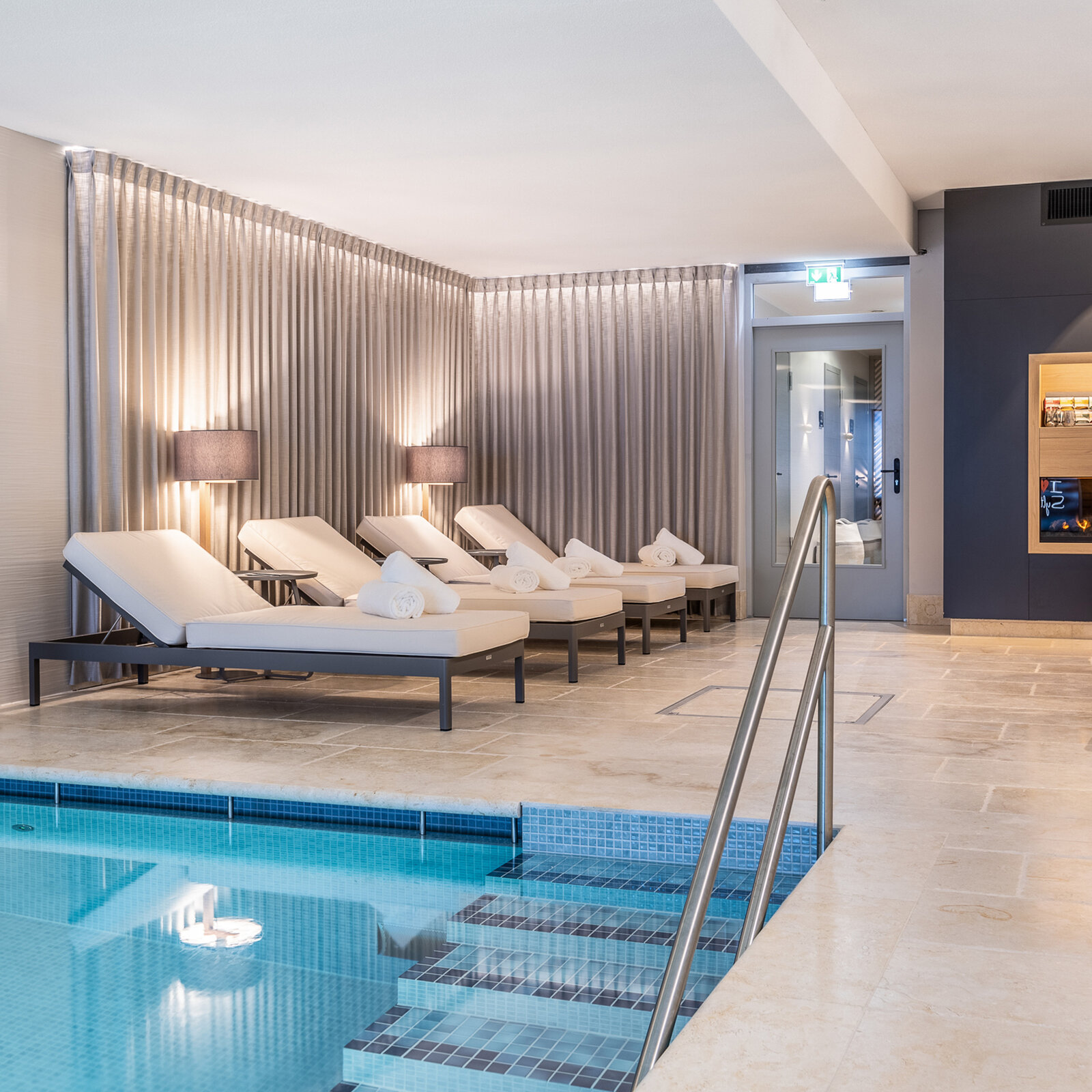 Zieflekoch Hotel I LOVE SYLT Terminus Wellness Bad Schwimmbad Pool Mosaikflisen Liegen indirekte Beleuchtung Vorhang