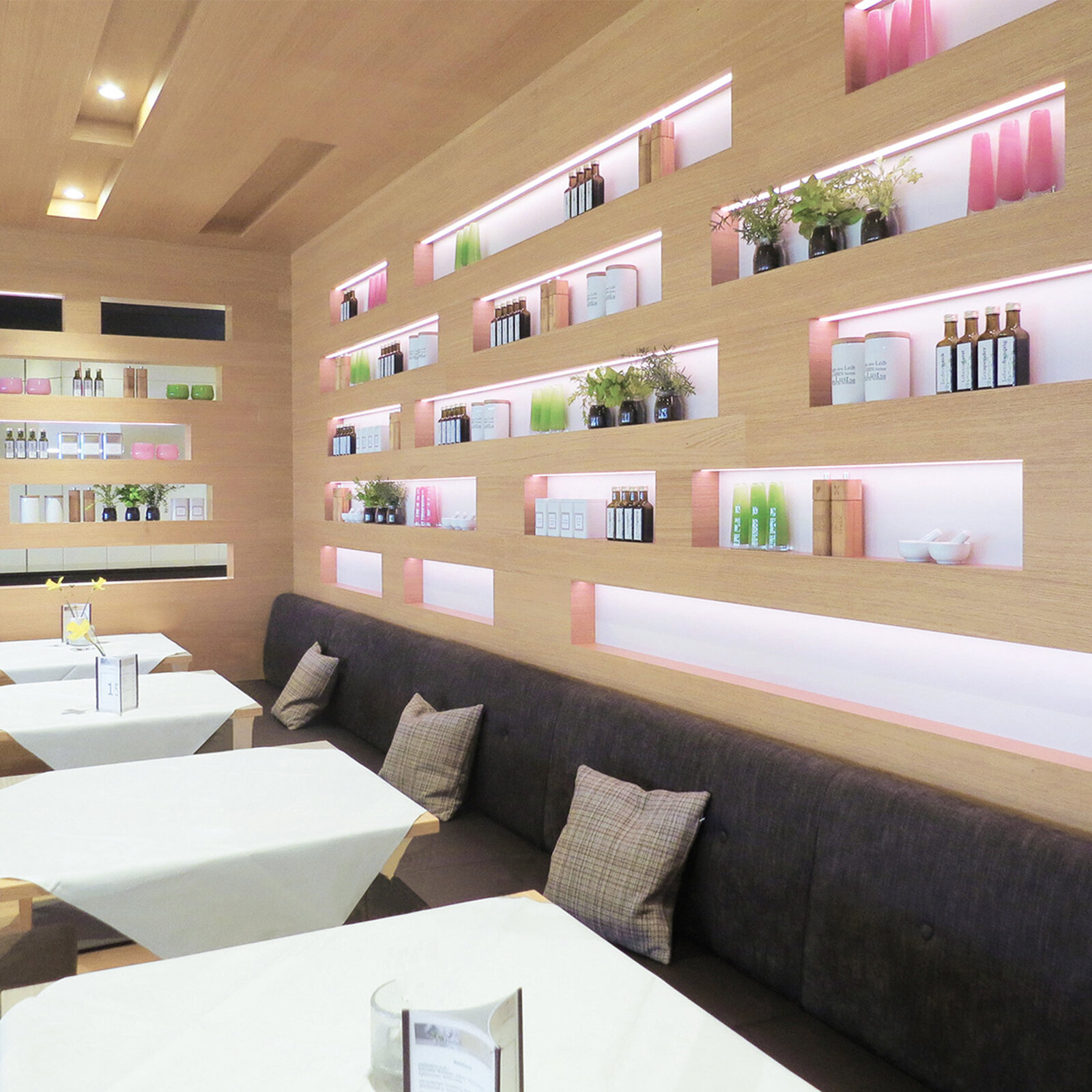 zieflekoch Fachkliniken Gesundheitszentrum Federsee Badstube Restaurant Kantine Holzwand Regal Tische Sitzbank Holz