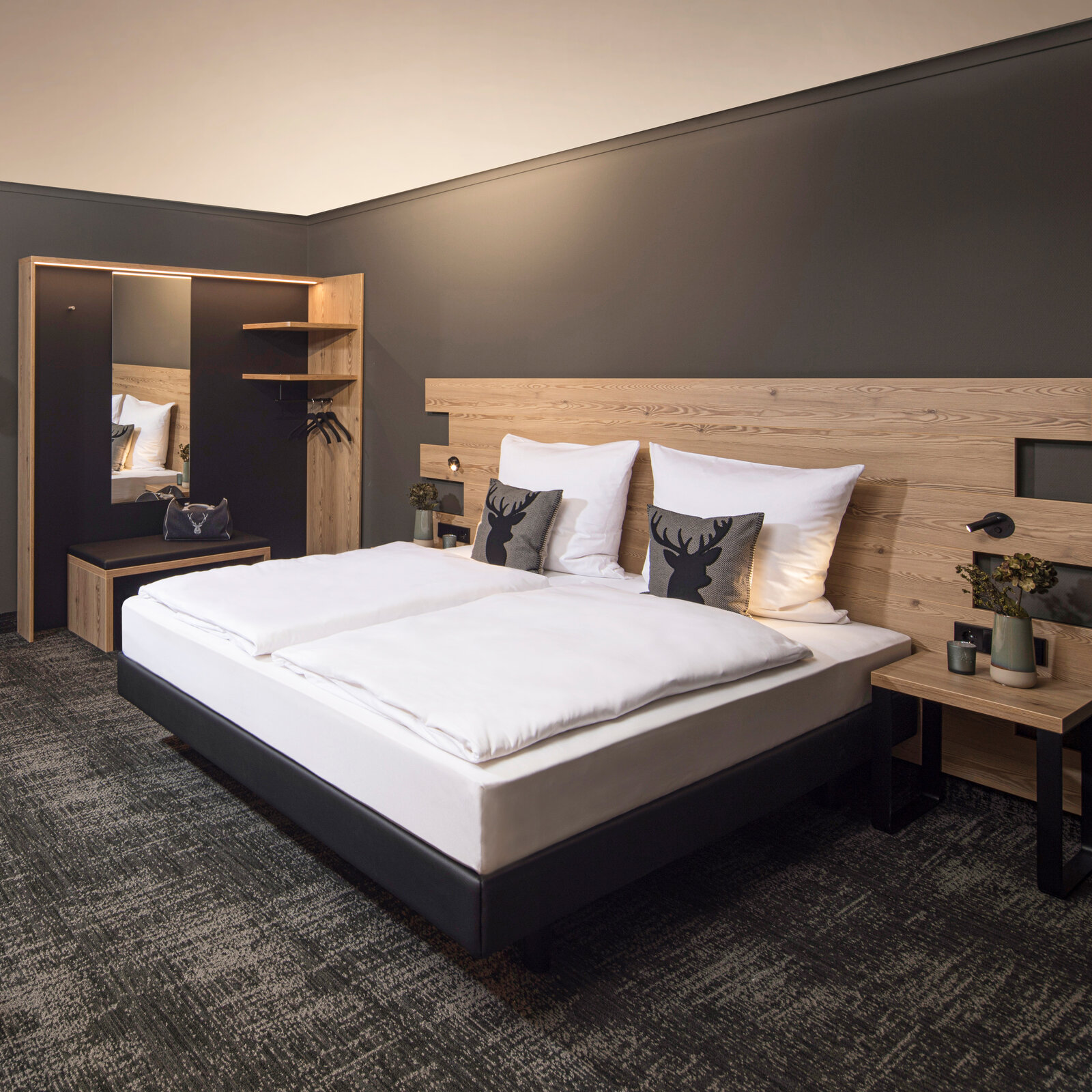 zieflekoch musterzimmer zadoro zimmer holz bett doppelbett beistelltisch grau hirsch bettlampen spiegel schrank garderobe sitzbank