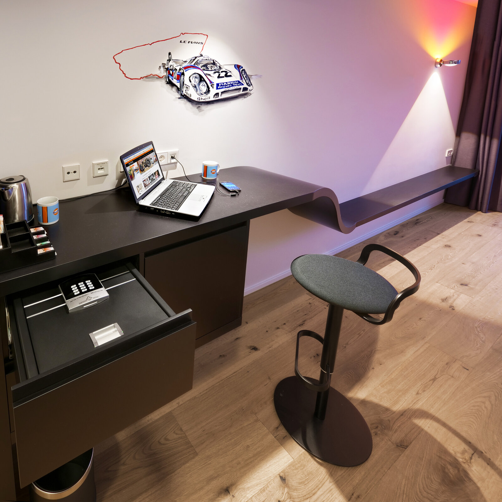 zieflekoch Hotel V8 Motorworld Zimmer Autos Rennwagen Schreibtisch Schwarz Weiß Holz