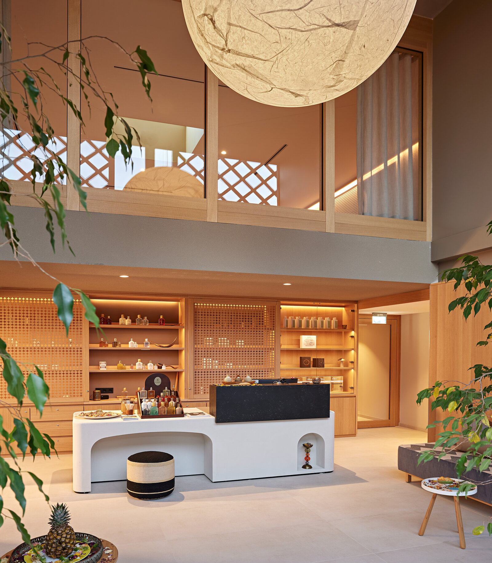Zieflekoch Bora HotSpa Resort hotel Wellness Wellnessbereich Hamam Zirbenholz Ornamentik indirektes licht Rezeption Marmor Theke