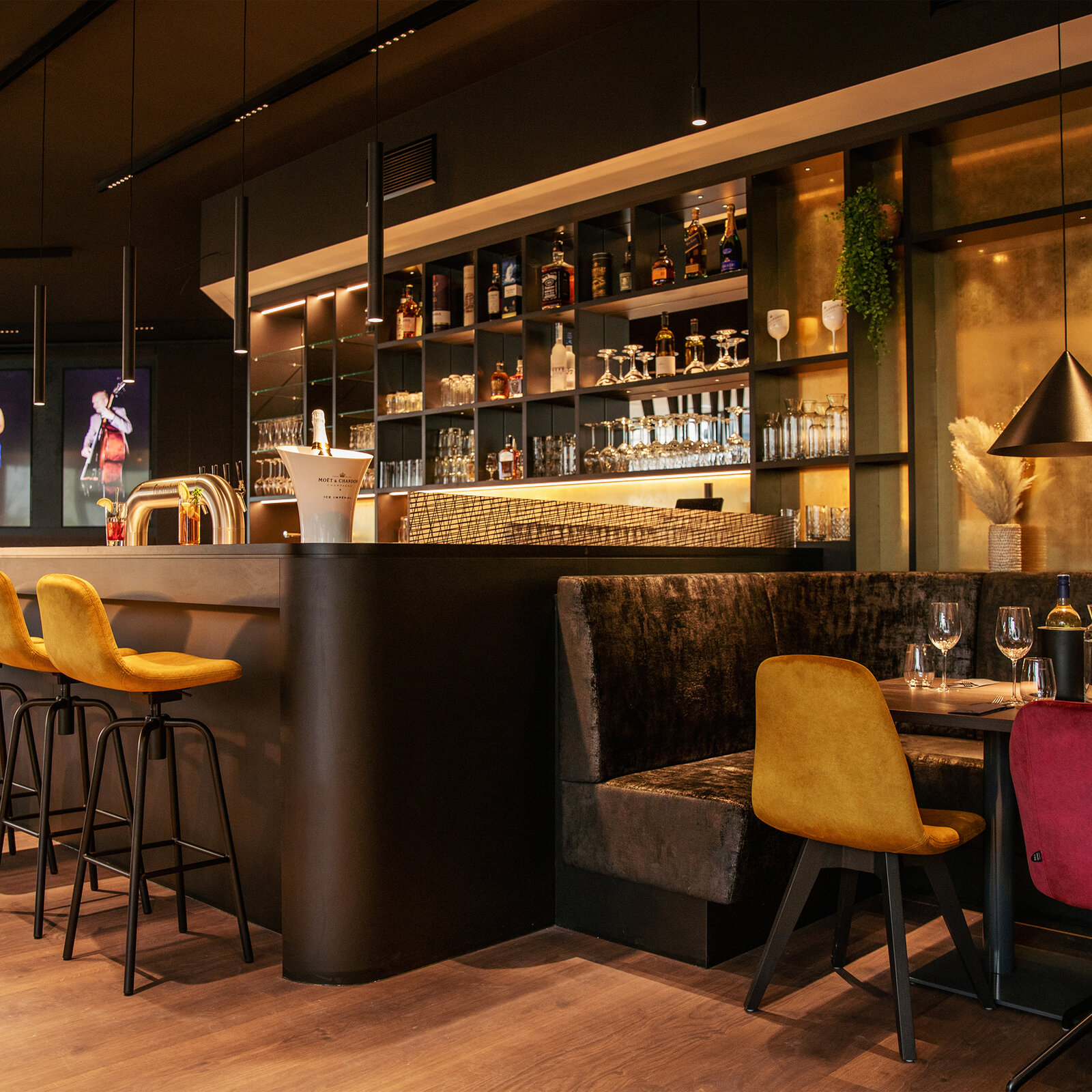 zieflekoch Sombea Restaurant Bar Tische Stühle Sessel Barhocker Rot Gold Samt Holz