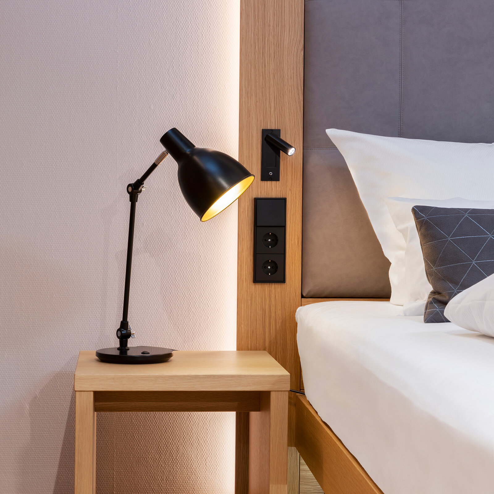 zieflekoch musterzimmer ziloft zimmer holz bett doppelbett beistelltisch nachttischlampe indirekte beleuchtung