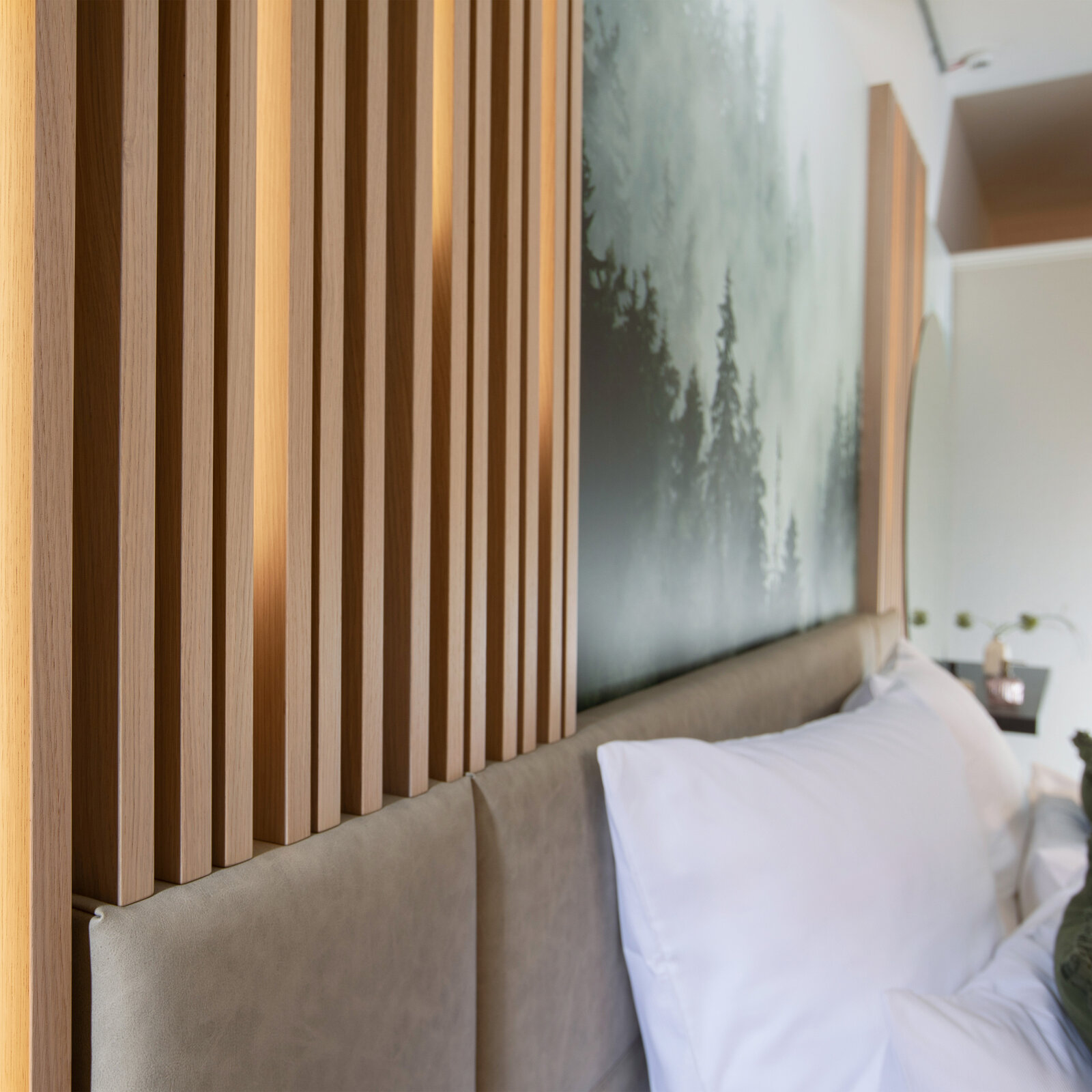zieflekoch Musterzimmer Cozy Bett Spiegel Holzlamellen Holz