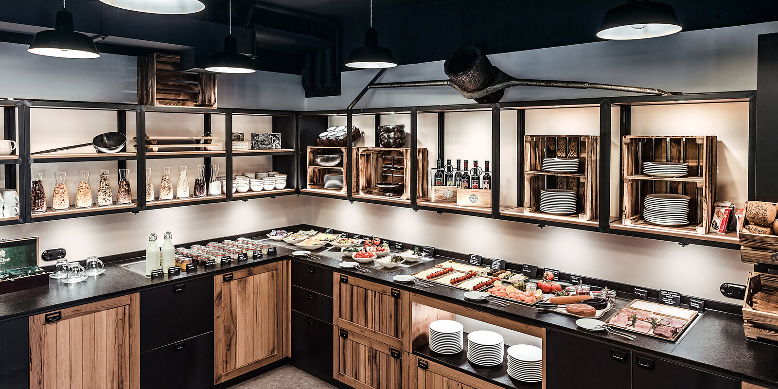 zieflekoch Zur Gießerei Restaurant Essen Buffet Holz Metall Industrie Holzkisten Schwarz