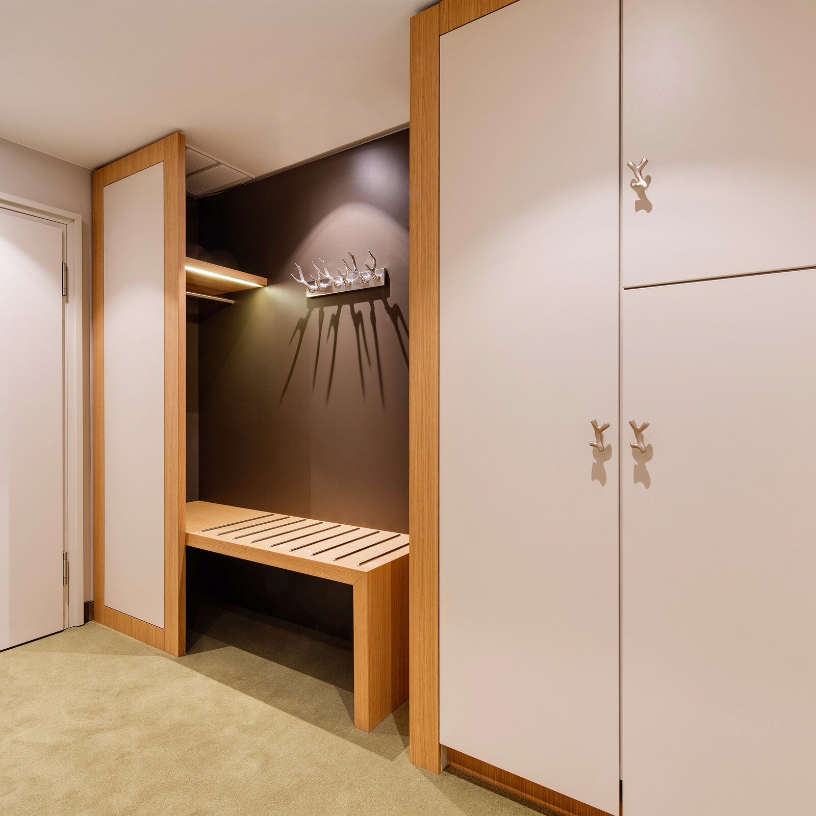 zieflekoch Jagdschloss Kranichstein Schrank Garderobe Eingangsbereich Zimmer Geweih Holz
