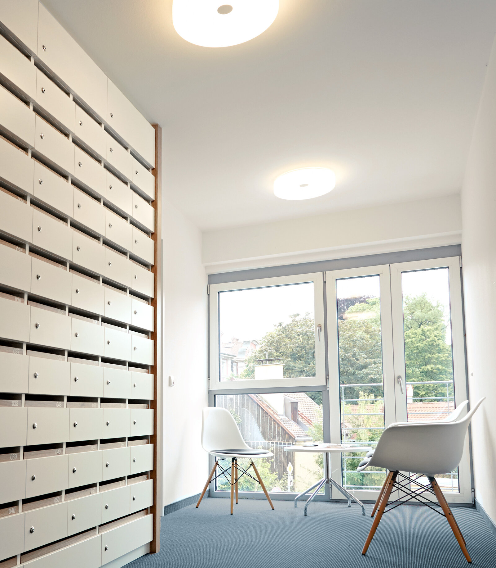zieflekoch Fachklinik KIRINUS München Praxis Karteischrank Schrank Sitzecke Stühle Holz