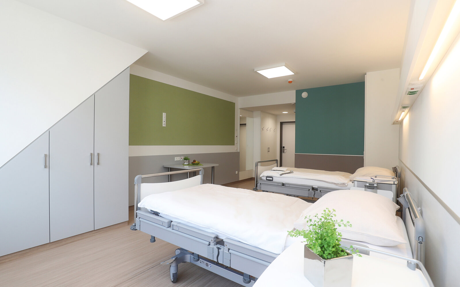 zieflekoch Fachklinik Ichenhausen Zimmer Mehrbettzimmer Schrank Betten Grün