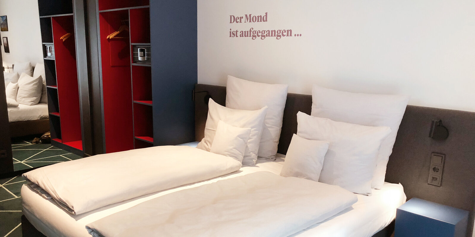 zieflekoch Sander Zimmer Schlafzimmer Bett Schrank Teppich Wandtattoo Holz