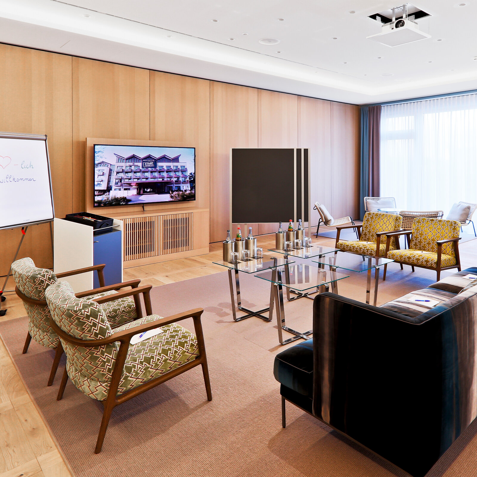 zieflekoch Wellnessresort Upstalsboom Wyk auf Föhr Konferenzraum Tagungsraum Sofa Sessel Holz