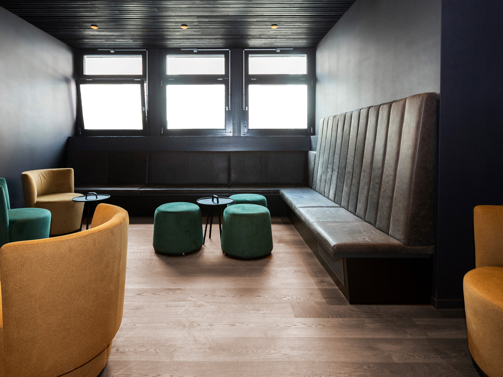 zieflekoch GenussWelt Rothaus Lounge Sitzecke Sofa Couch Sessel Bar Holzdecke Gastraum Holz