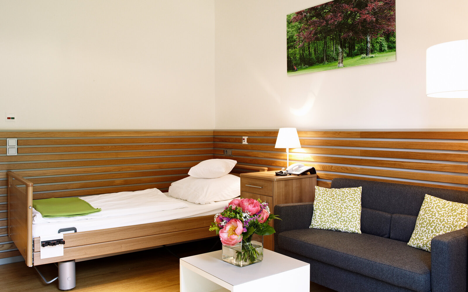 zieflekoch Fachklinik Klinik im Alpenpark Zimmer Patientenzimmer Holzwand Bett Holzbett Sofa Couch Holz