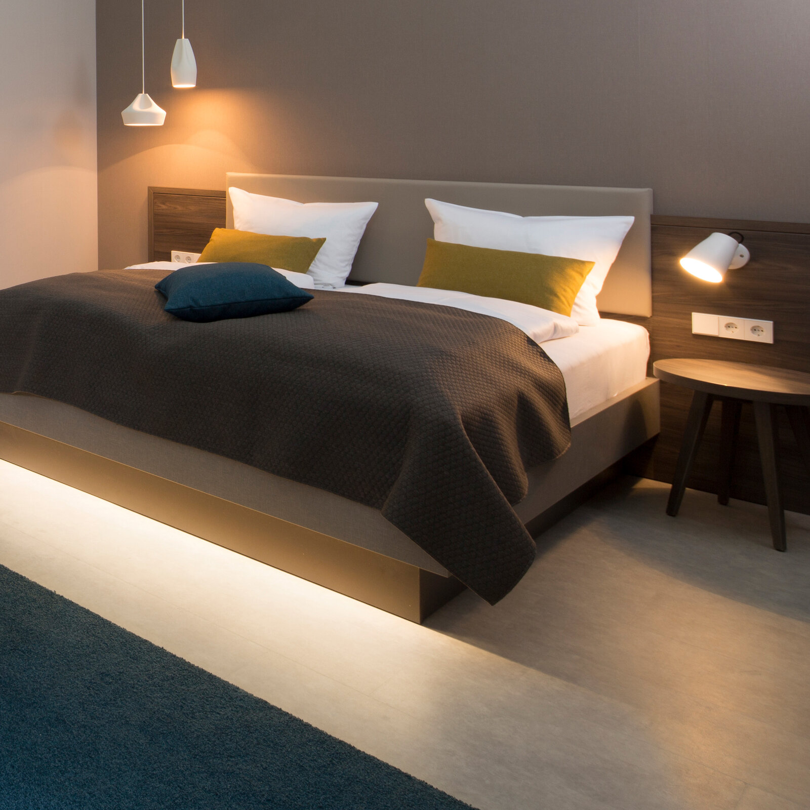 zieflekoch musterzimmer zand zimmer holz bett doppelbett beistelltisch lampe leuchten