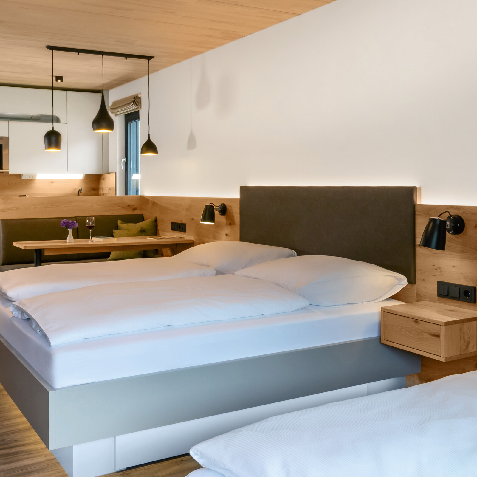 zieflekoch Goldener Adler Zimmer Wohnraum Bett Küche Schrank Esstisch