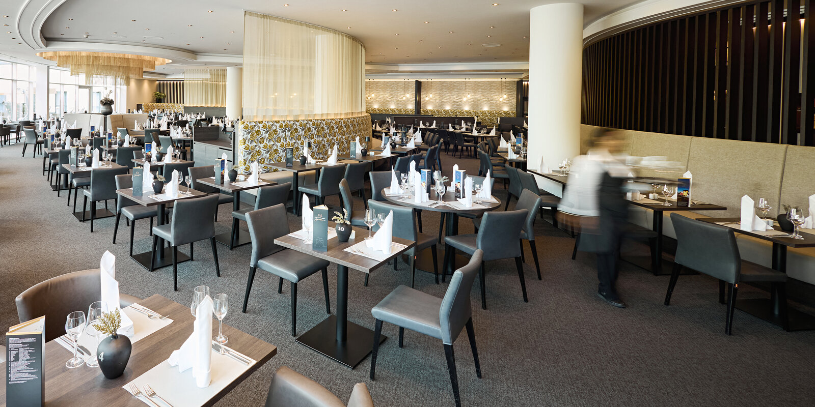 zieflekoch Hotel Esperanto Restaurant Stuhl Bank Sessel Tisch Blumenmuster Raumtrenner Leder Polster