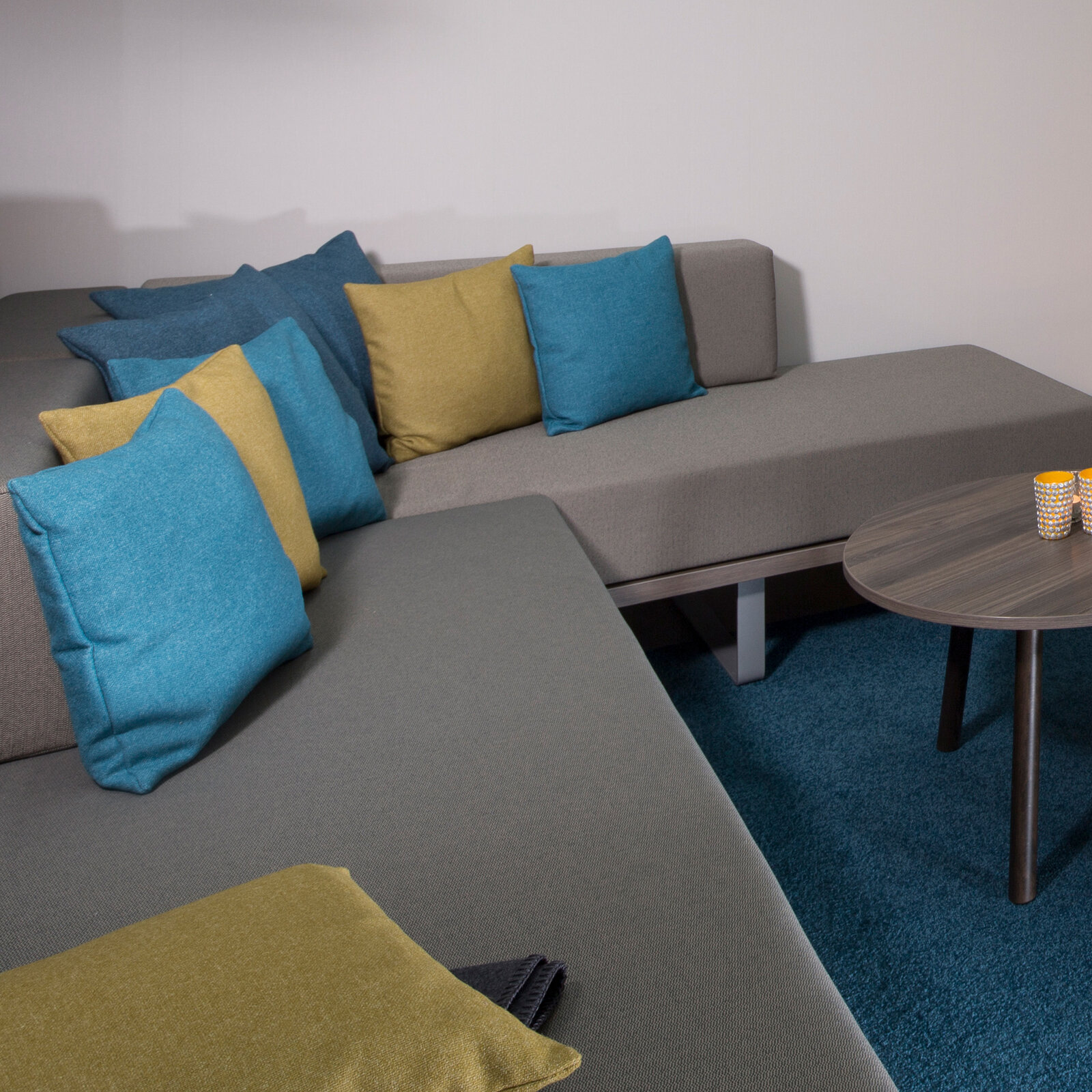zieflekoch musterzimmer zand zimmer holz couch sitzecke tisch beistelltisch