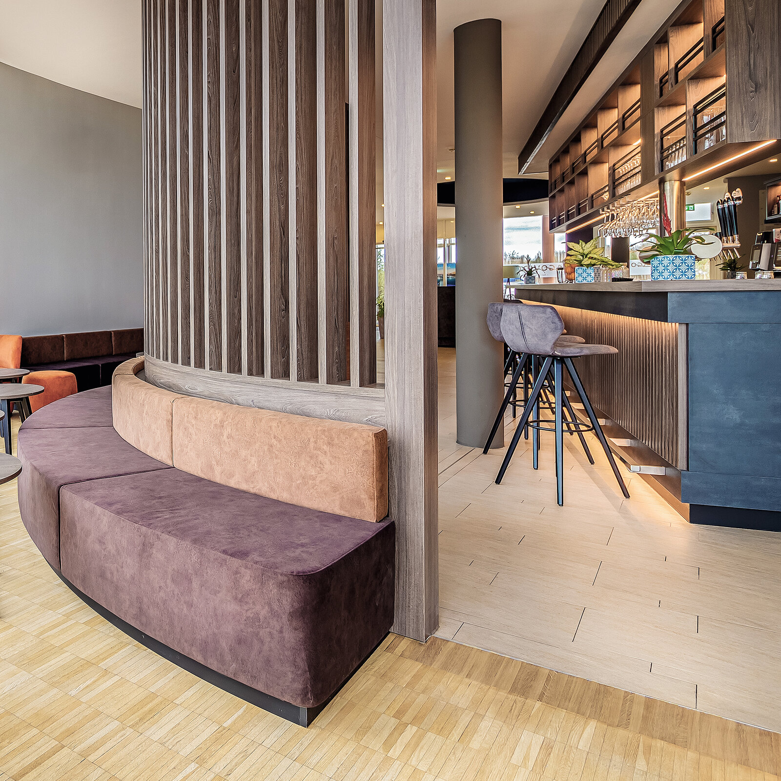 Zieflekoch Hotel Lagovida Ferienresort Rezeption Bar Lobby Raumteiler Lamellenverkleidung Edelstahloptik Regalwand Barhocker Polsterstuhl Sockelbeleuchtung