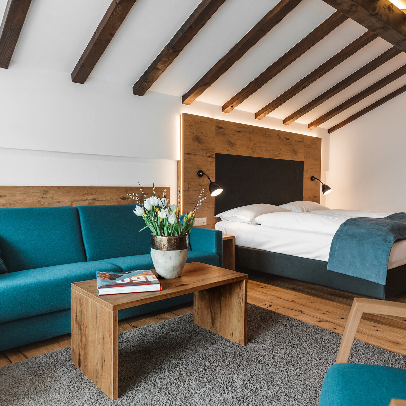zieflekoch Alpen Resort Zimmer Bett Holzbett Couch Sofa Holz Schlafzimmer