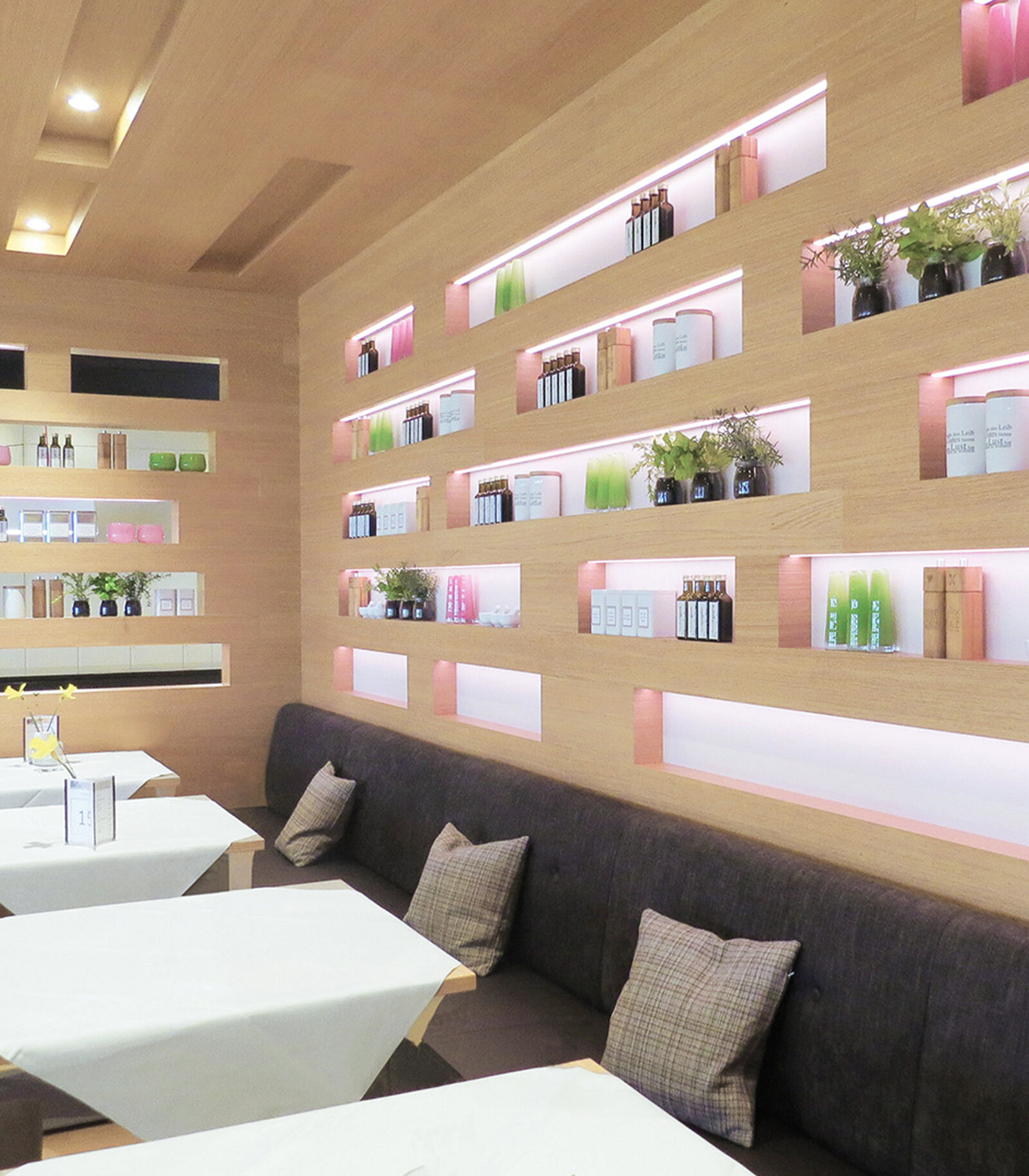 zieflekoch Fachkliniken Gesundheitszentrum Federsee Badstube Restaurant Kantine Holzwand Regal Tische Sitzbank Holz