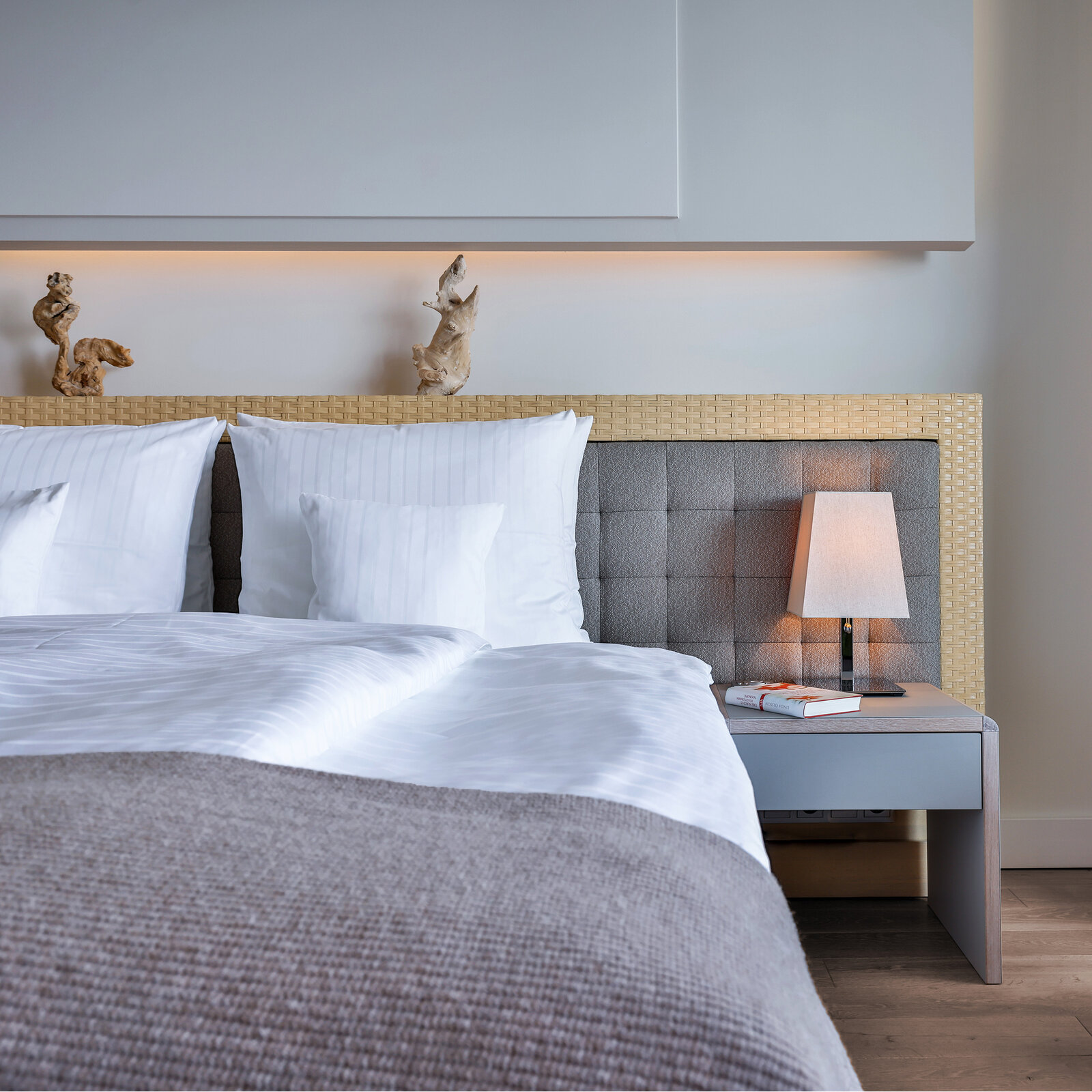 zieflekoch Budersand Sylt Doppelbett Bett Holz Treibholz Schlafzimmer Beistelltisch